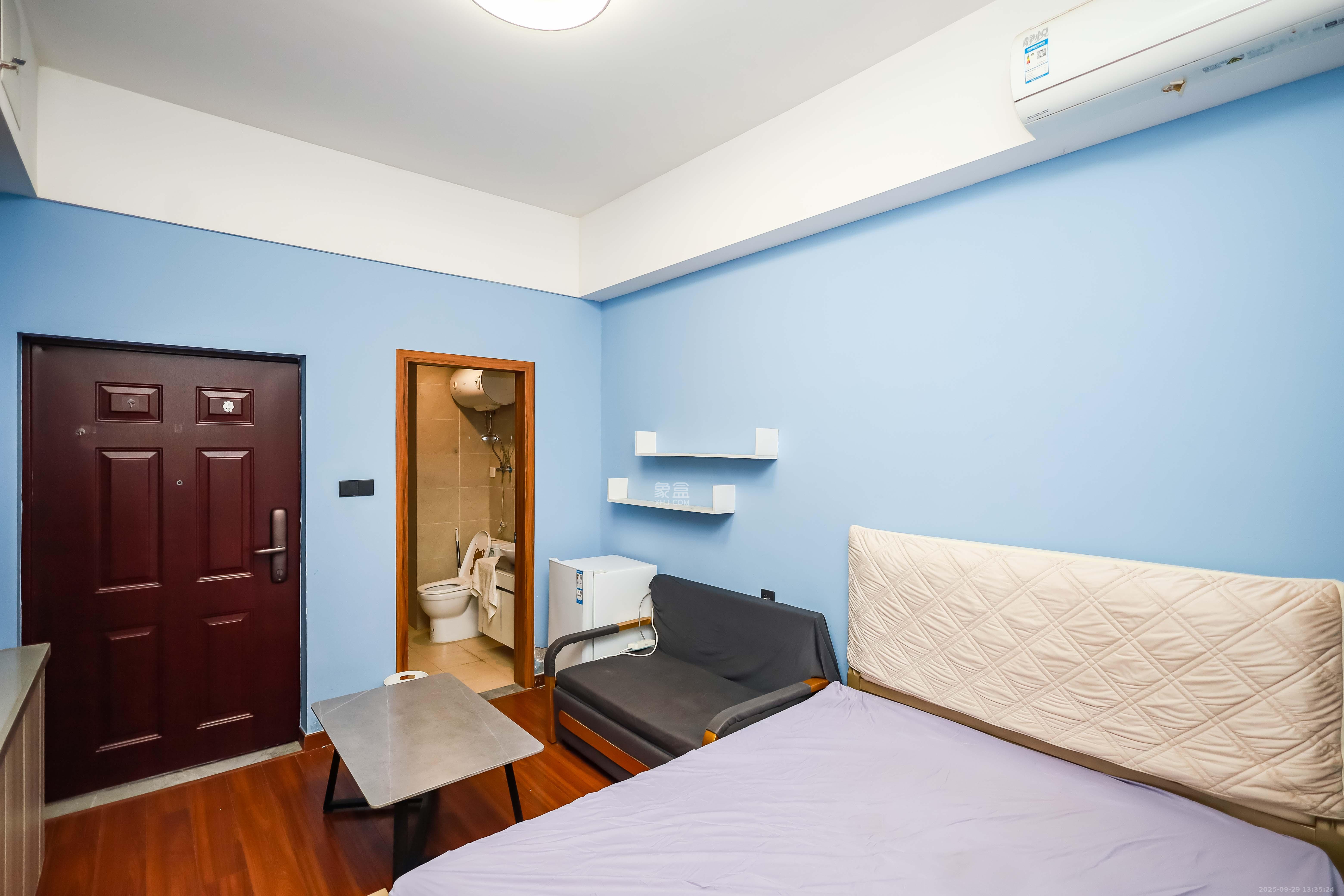 荣泰广场  1室1厅1卫    20.0万卧室