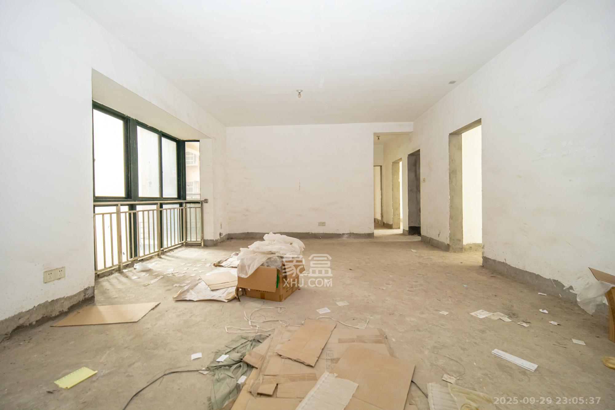 银盘鑫城  4室2厅2卫    72.8万客厅