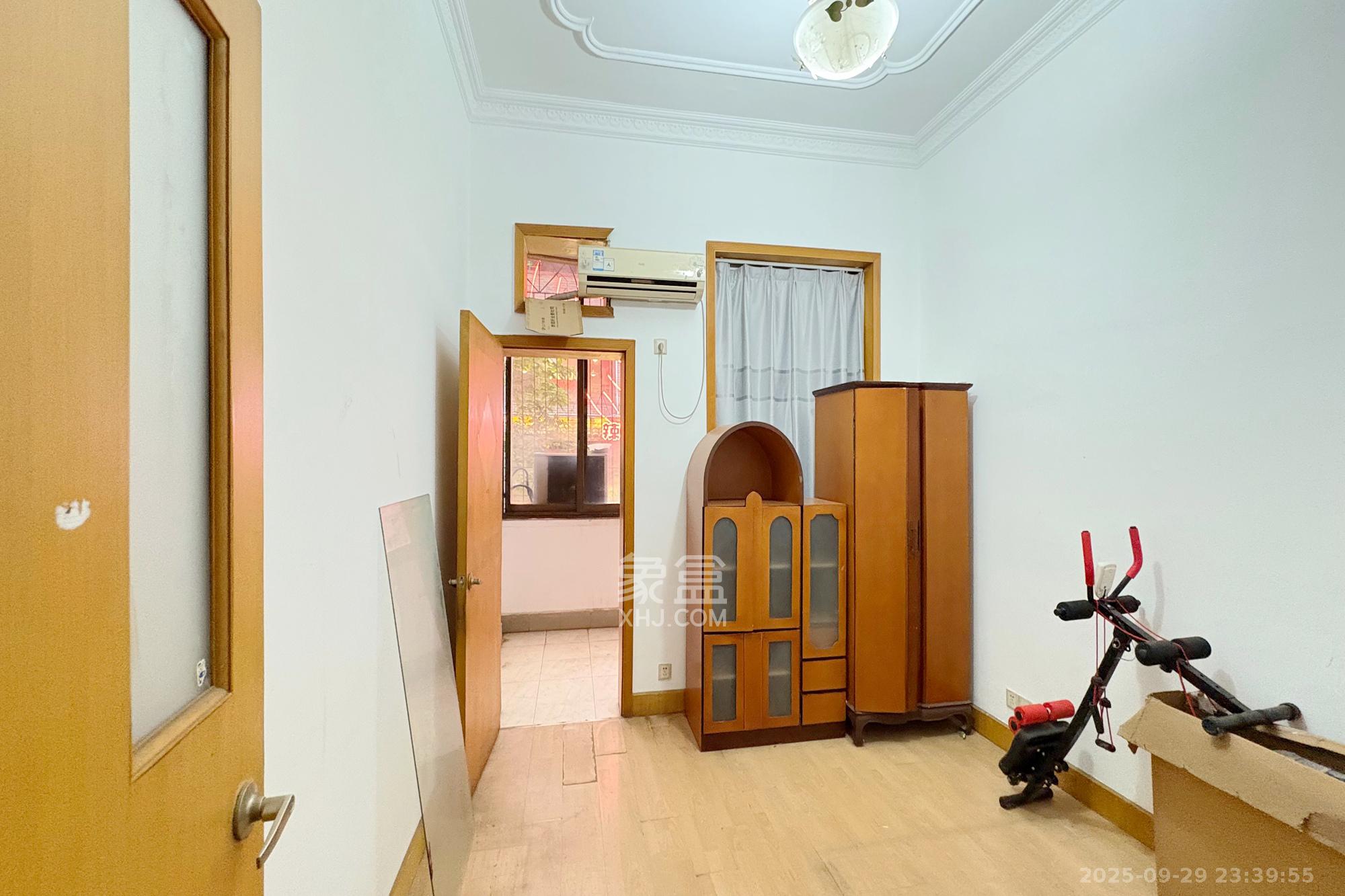 老干部大学宿舍 4室2厅1卫 110.0万 老干部大学宿舍 4室2厅1卫 110.0万卧室