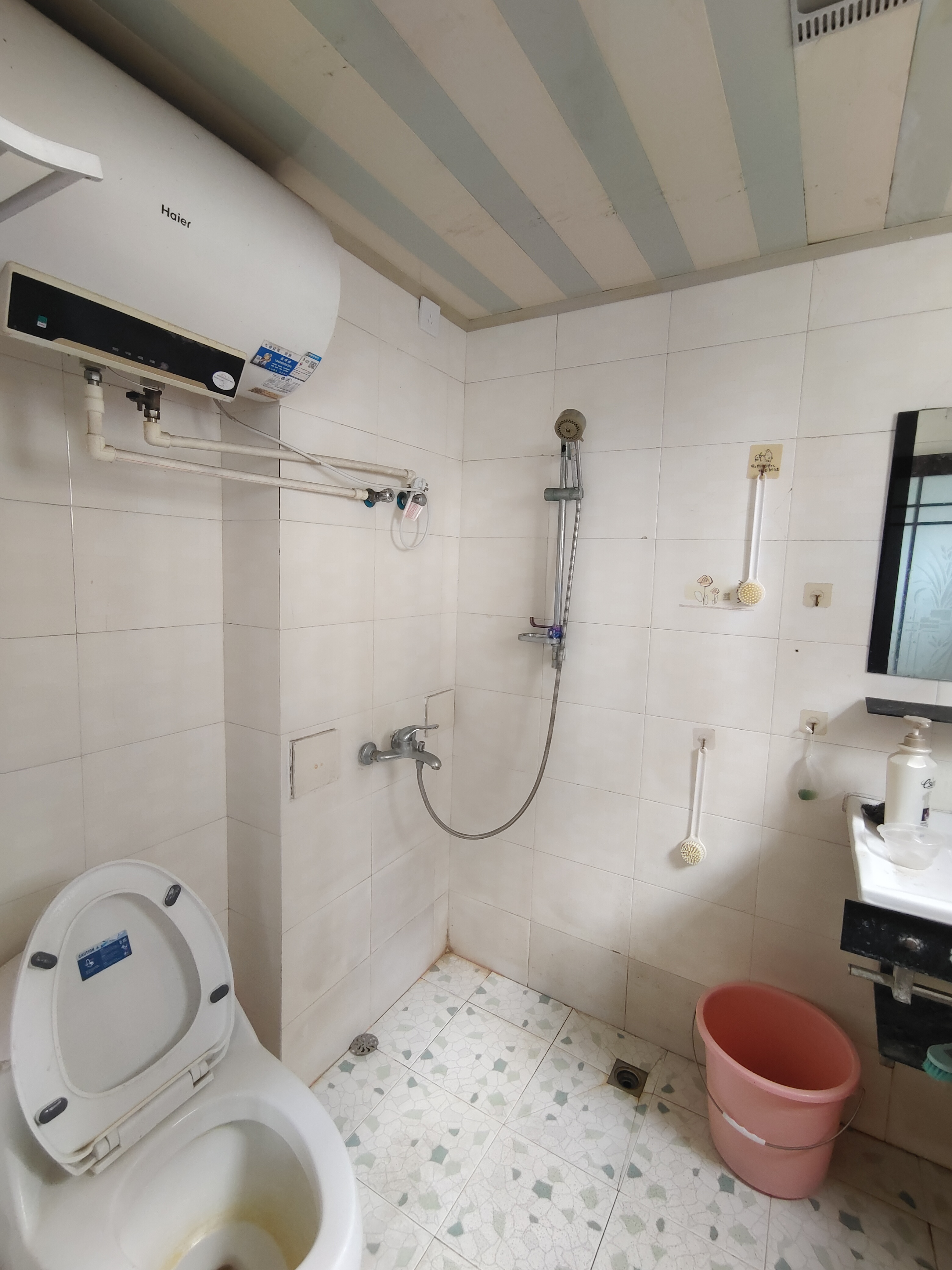 金山小区  3室1厅1卫    109.0万客厅