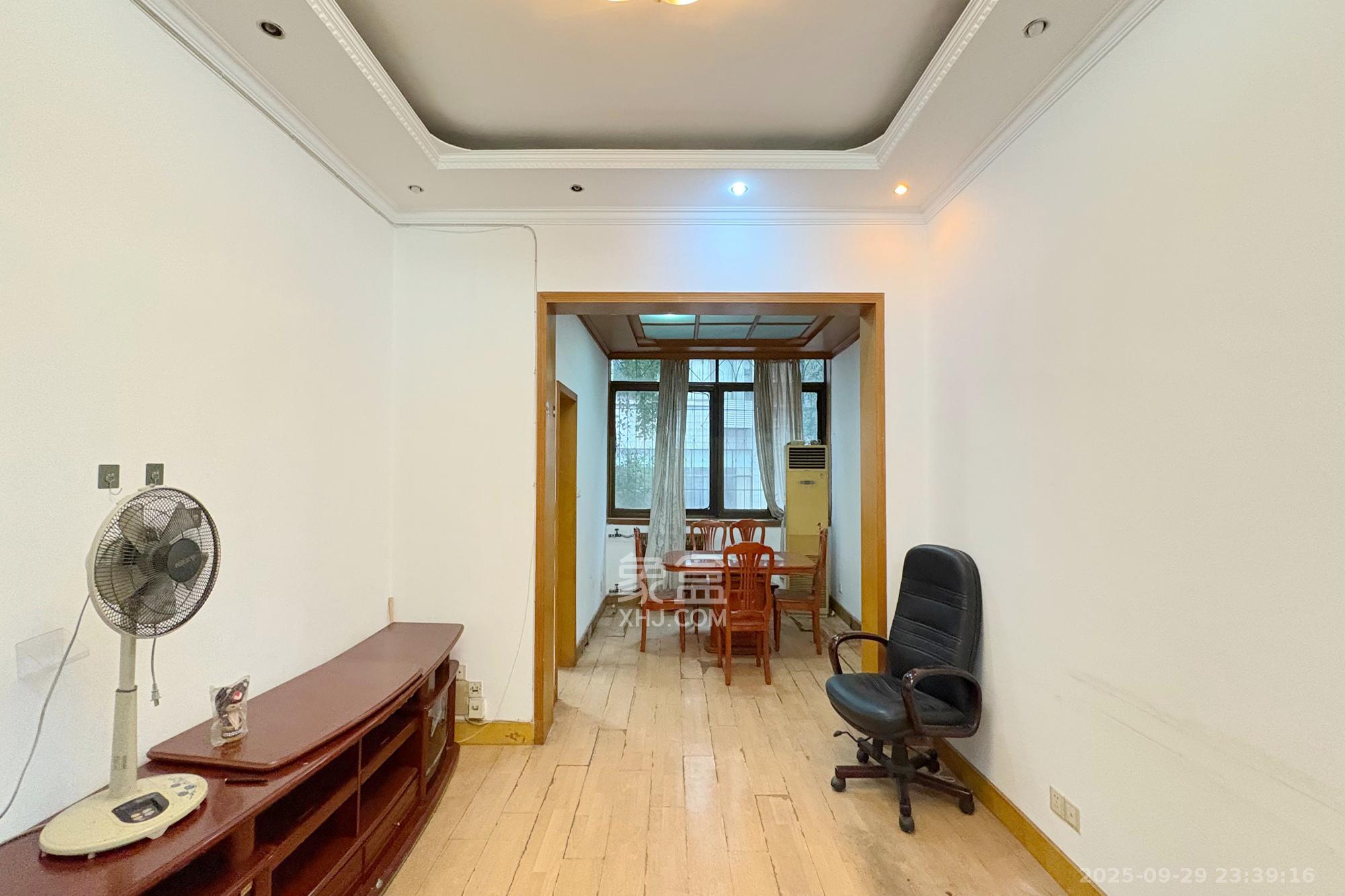 老干部大学宿舍 4室2厅1卫 110.0万 老干部大学宿舍 4室2厅1卫 110.0万客厅