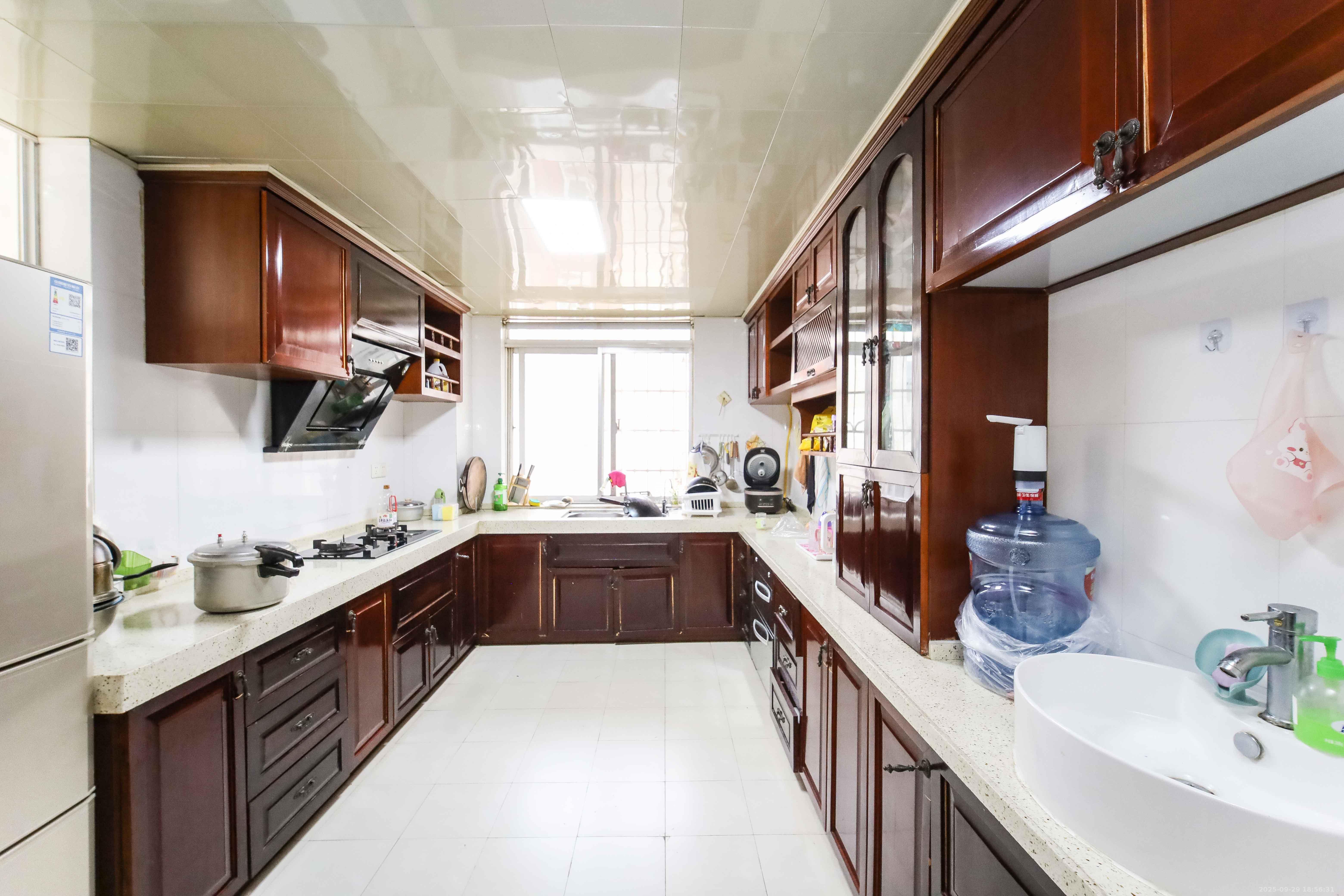 惠泽园  3室2厅2卫    99.0万 惠泽园  3室2厅2卫    99.0万厨房