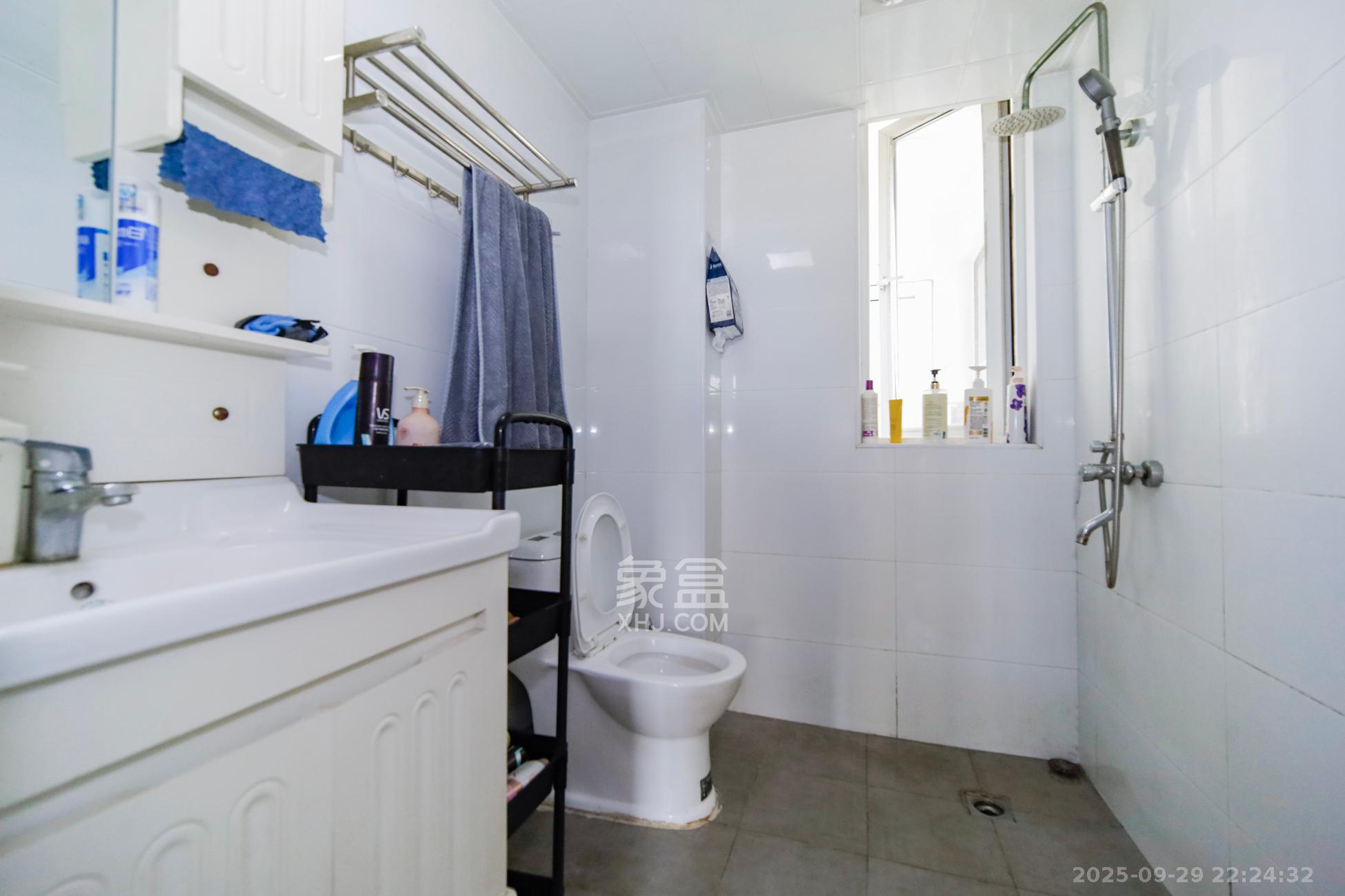 蓝光幸福满庭  2室2厅1卫    67.0万卫生间