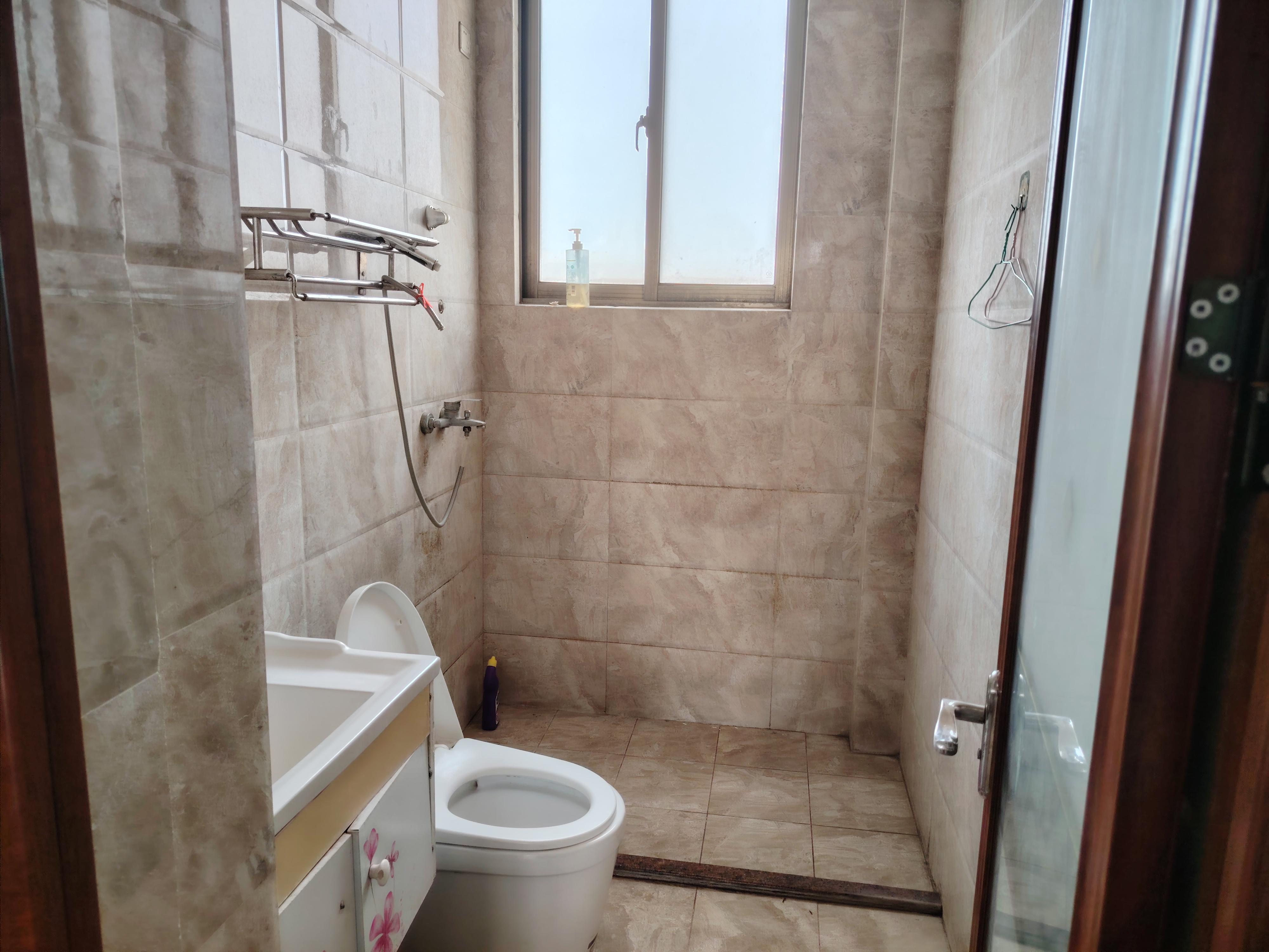 金牛山小区(海秀中路70-5号)  3室2厅1卫    2300.0元/月 金牛山小区(海秀中路70-5号)  3室2厅1卫    2300.0元/月室内图