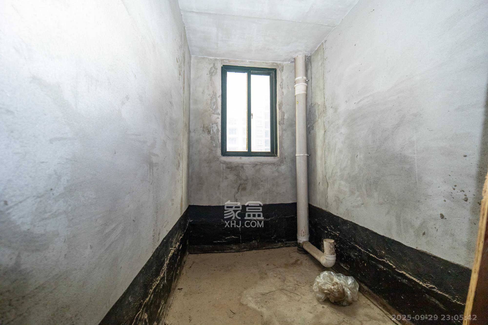 银盘鑫城  4室2厅2卫    72.8万卫生间