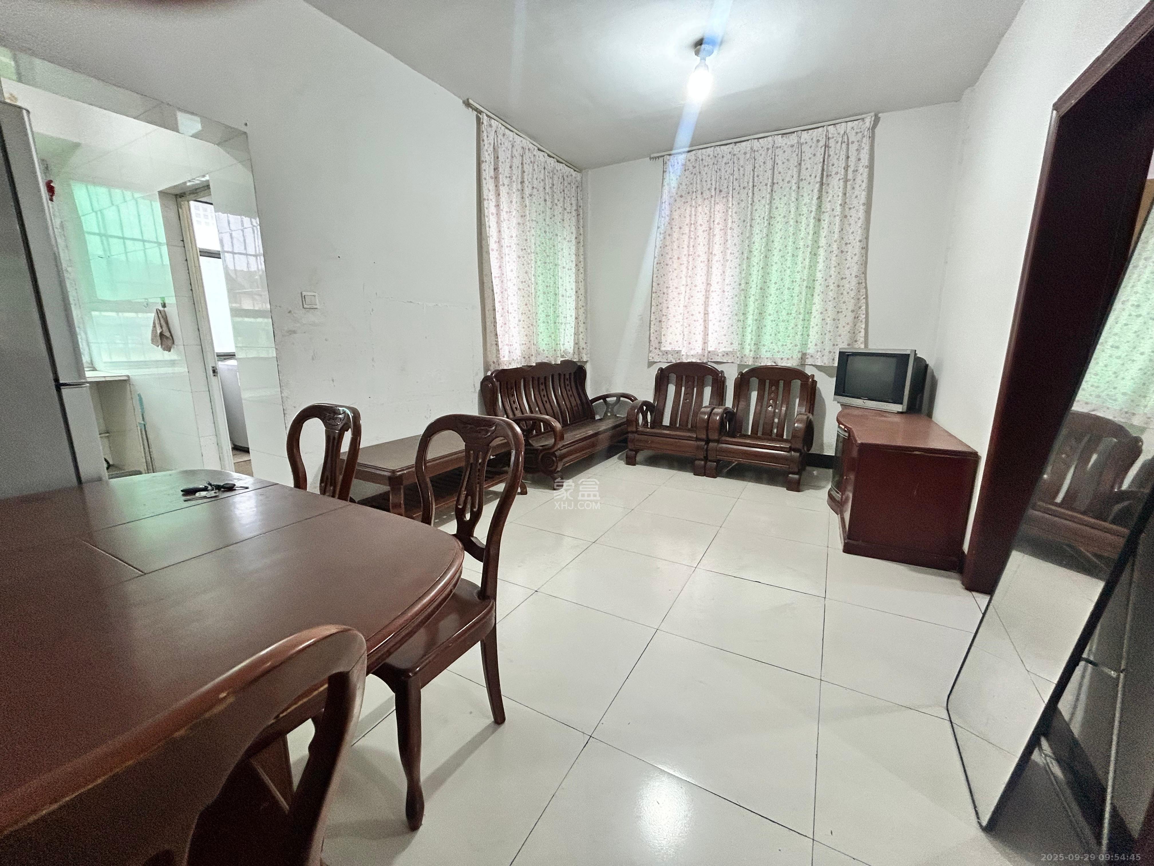 高岭小区 2室1厅1卫 1300.0元/月 高岭小区 2室1厅1卫 1300.0元/月室内图