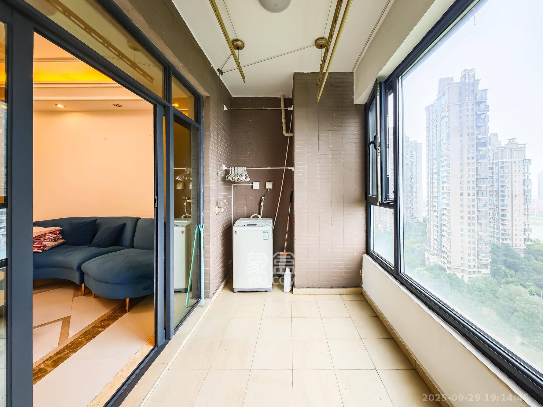 双湾国际（湘江御景花园）  2室2厅2卫    70.0万阳台