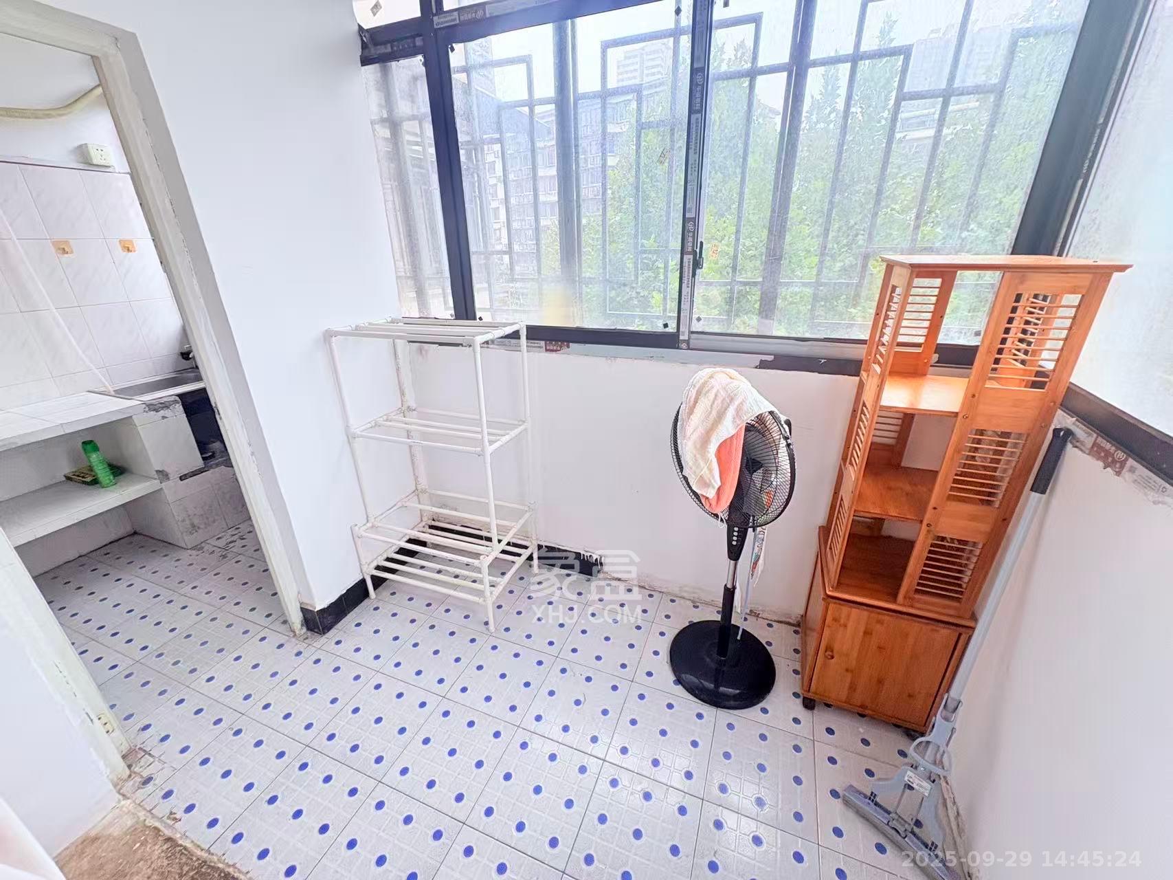 西湖新村 1室1厅1卫 1100.0元/月 西湖新村 1室1厅1卫 1100.0元/月室内图