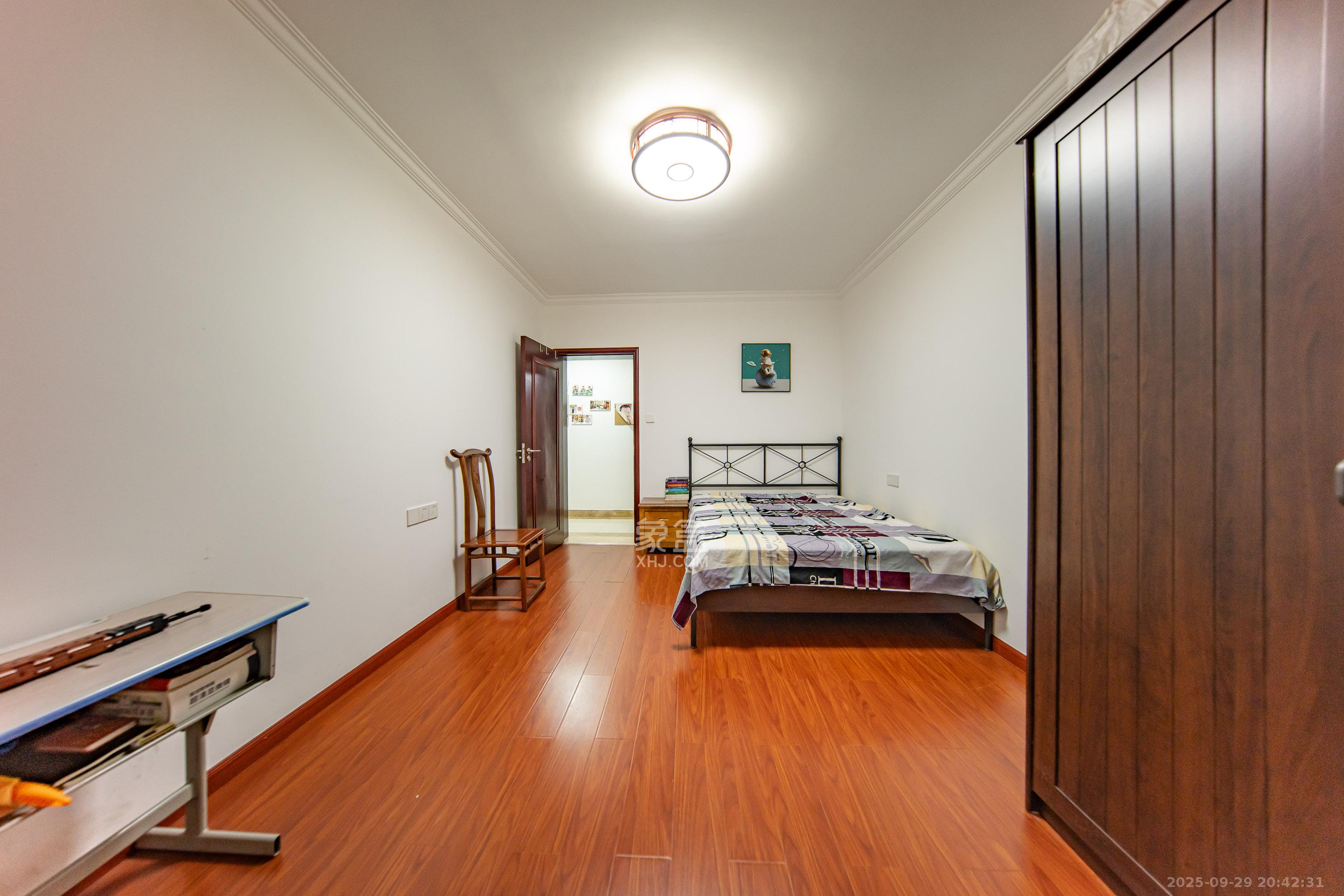 江山帝景雅典  4室2厅2卫    186.0万卧室