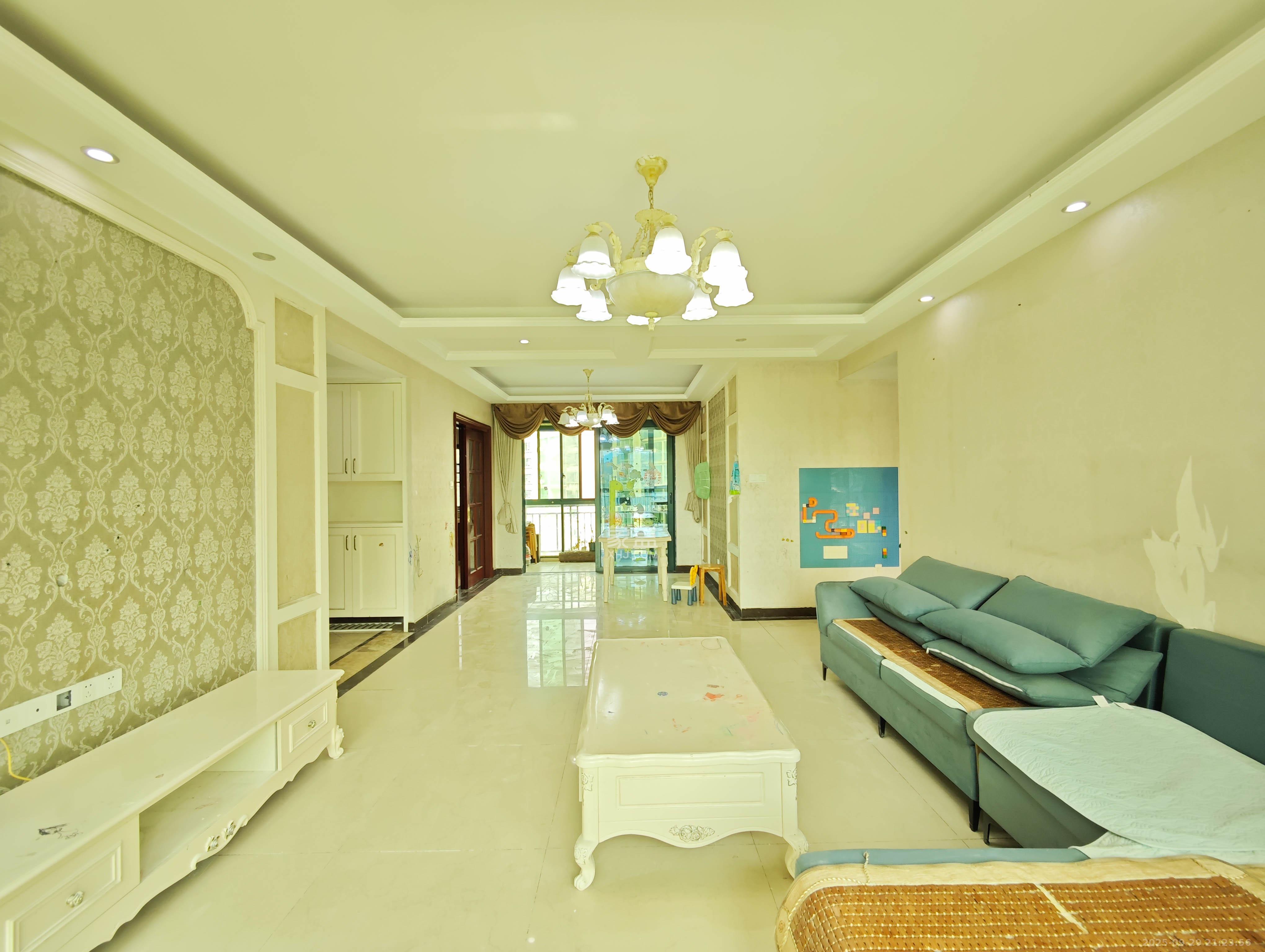 恒大城 5室2厅3卫 128.0万 恒大城 5室2厅3卫 128.0万客厅