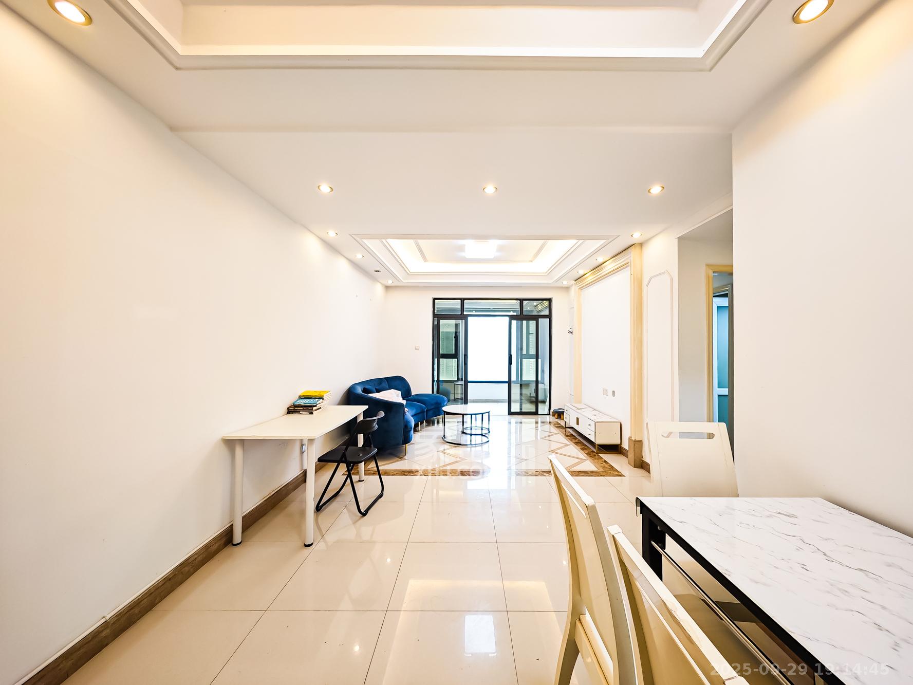 双湾国际（湘江御景花园）  2室2厅2卫    70.0万客厅