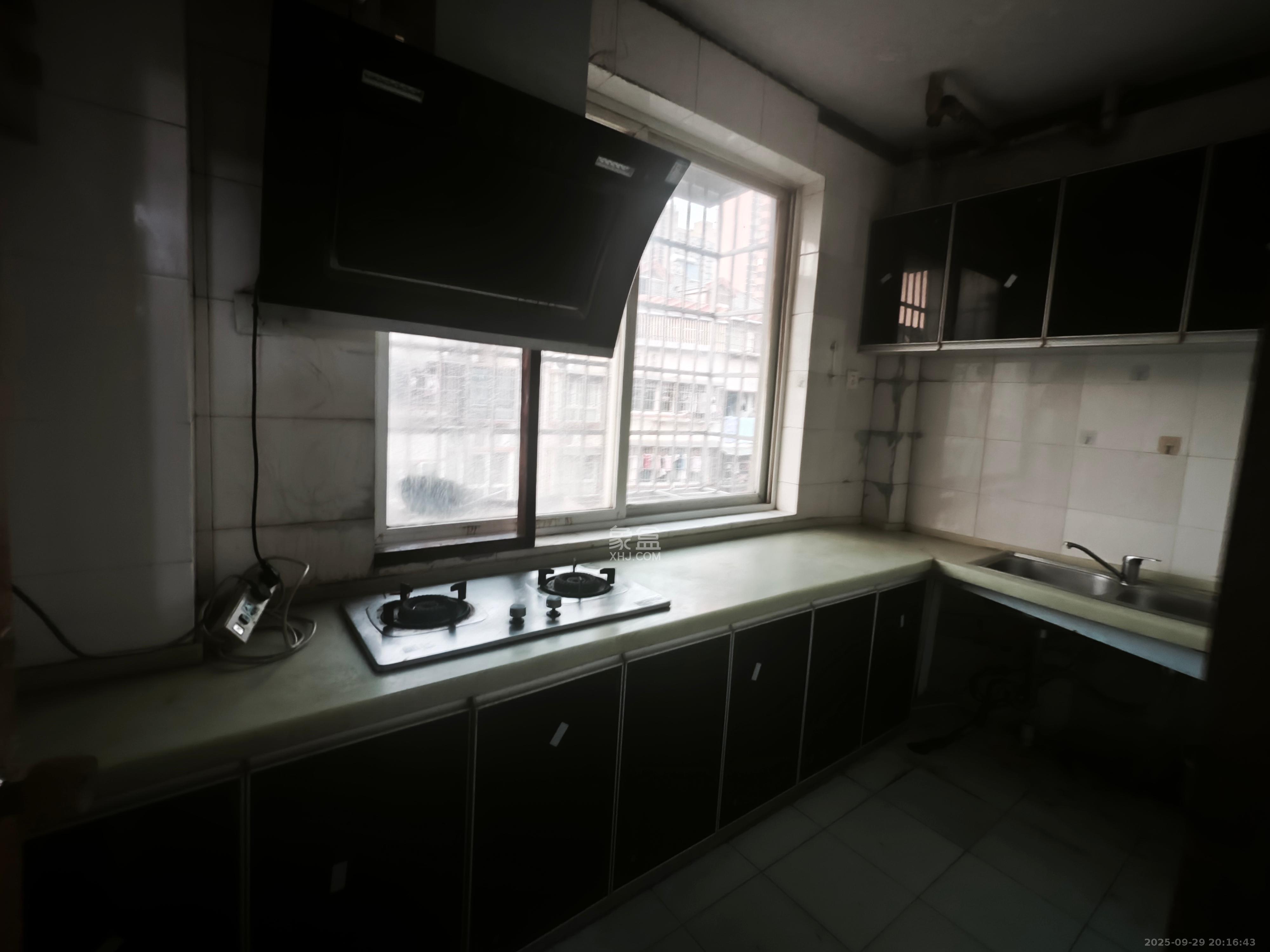 老灯泡厂宿舍(啤酒厂宿舍) 3室2厅2卫 2000.0元/月 老灯泡厂宿舍(啤酒厂宿舍) 3室2厅2卫 2000.0元/月室内图