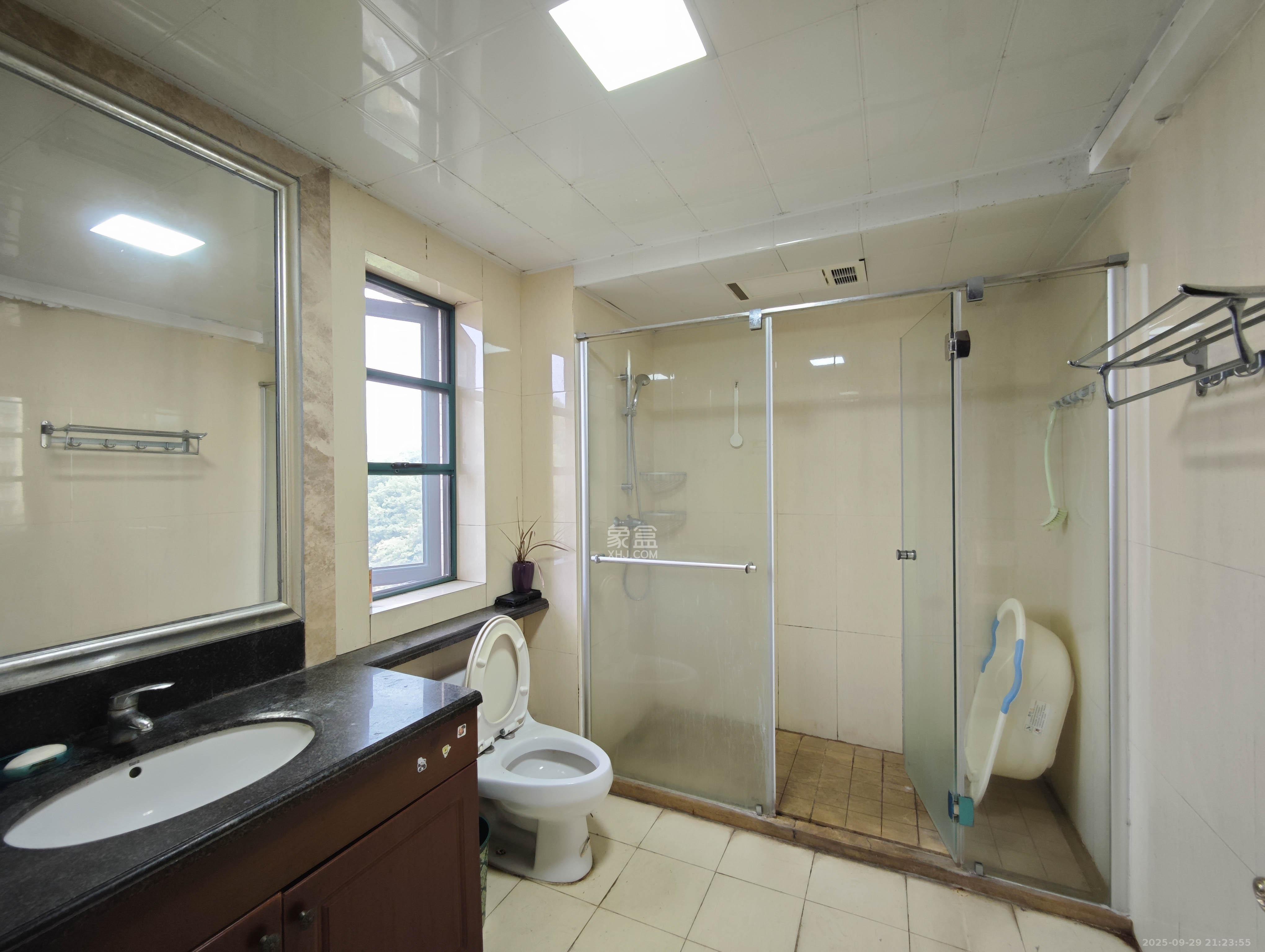 恒大城  5室2厅3卫    128.0万卫生间