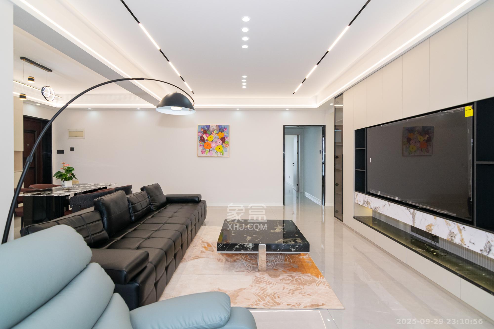 长高圆梦佳苑  4室2厅1卫    105.0万客厅