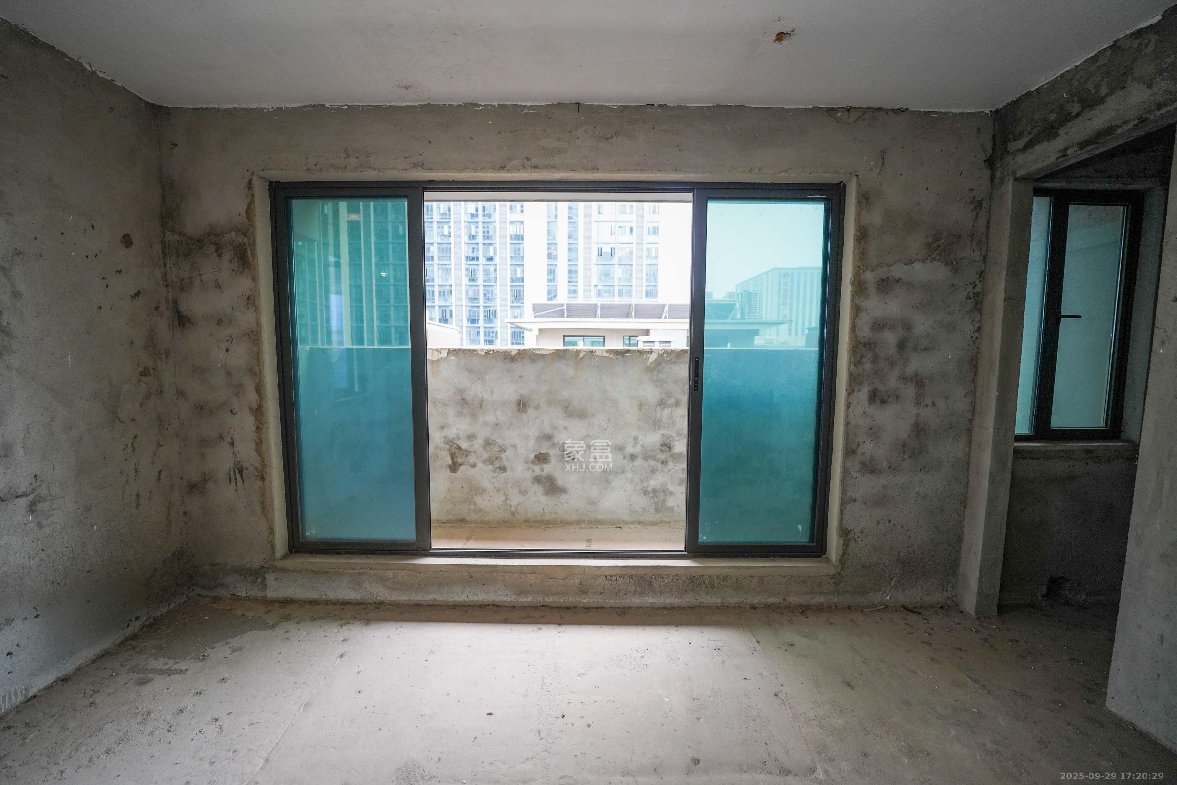 海伦堡爱ME城市  6室3厅3卫    228.0万卧室