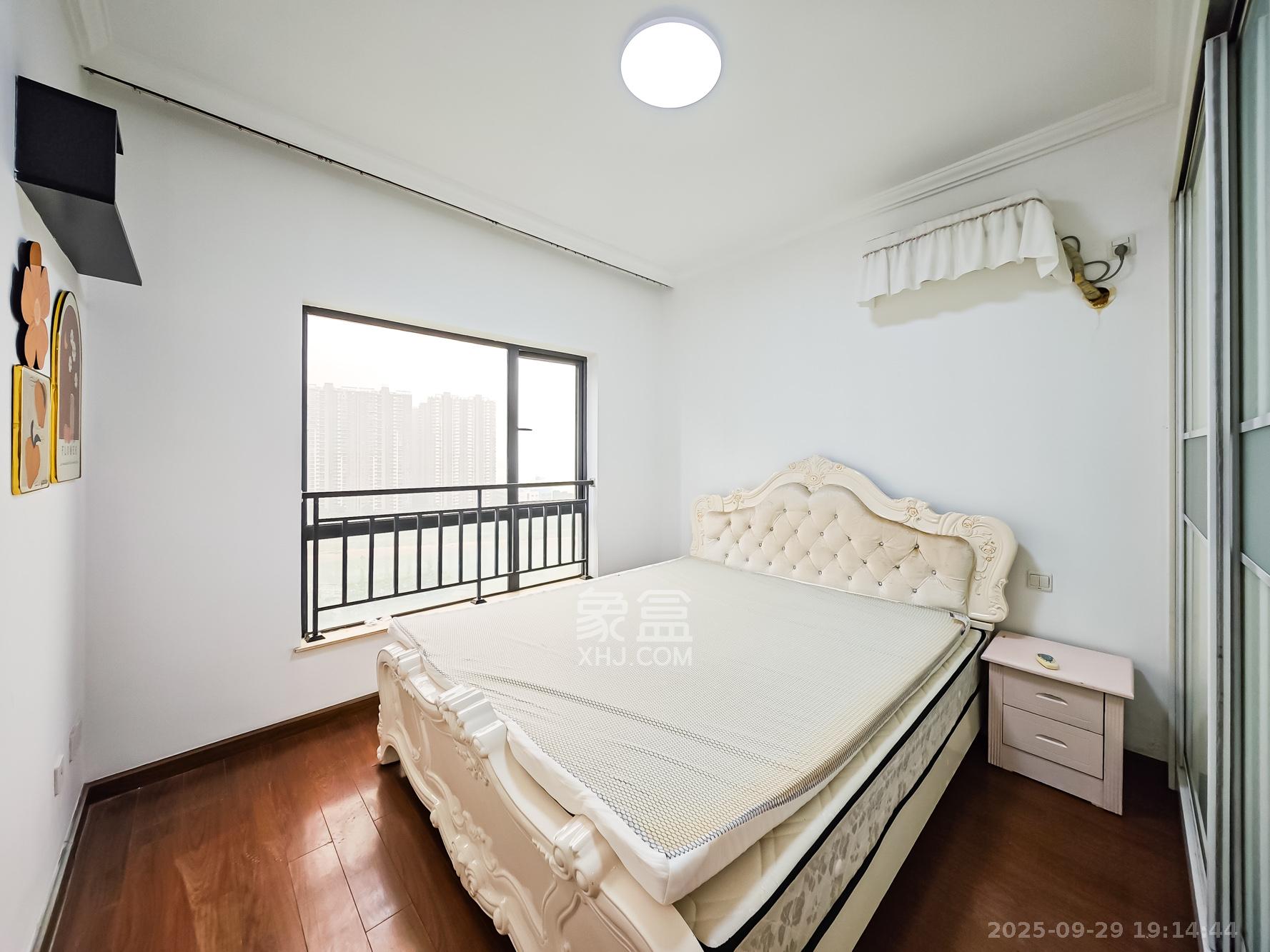 双湾国际（湘江御景花园）  2室2厅2卫    70.0万卧室