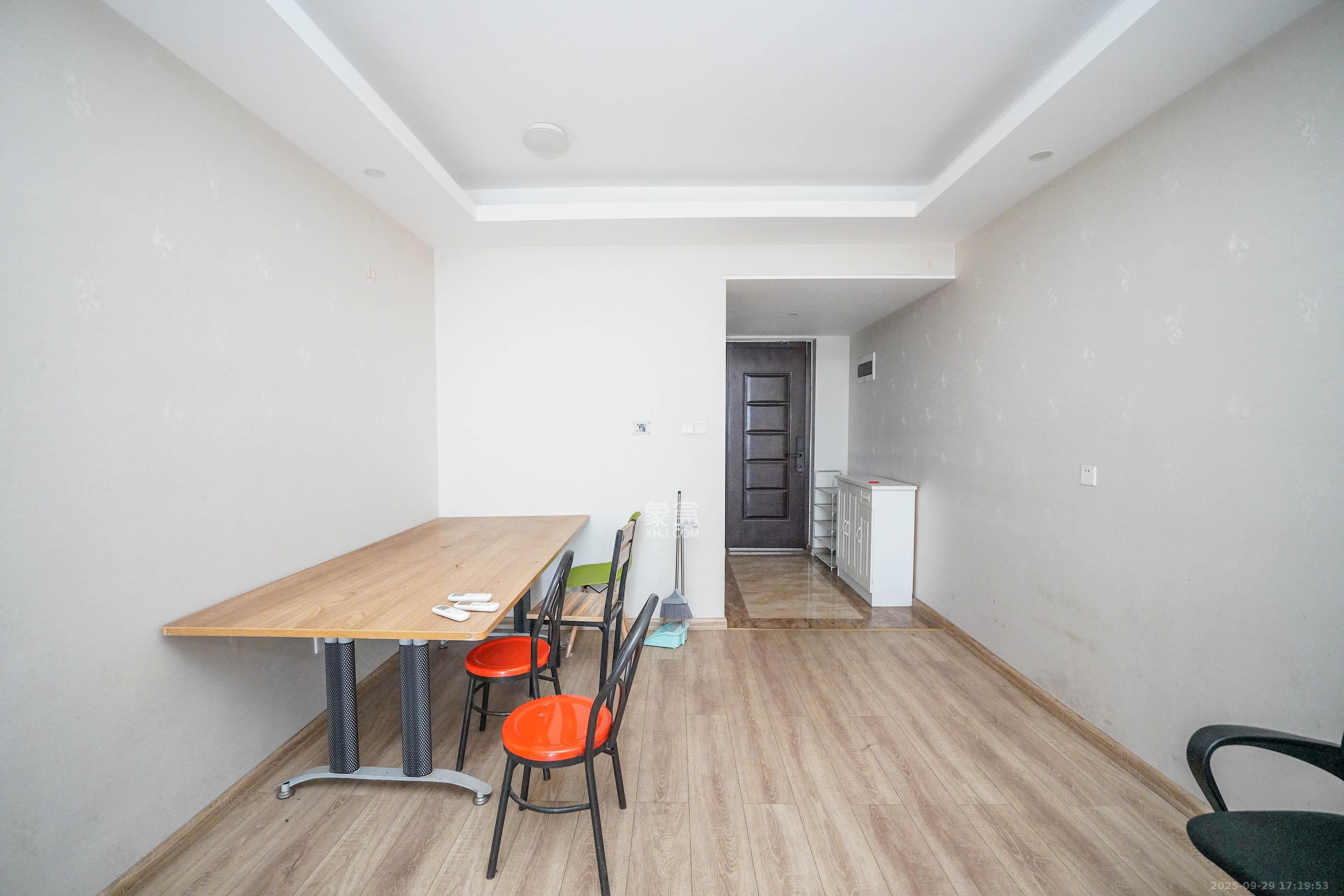 汇金城/嘉华城(二期、三期) 3室2厅2卫 115.0万 汇金城/嘉华城(二期、三期) 3室2厅2卫 115.0万客厅