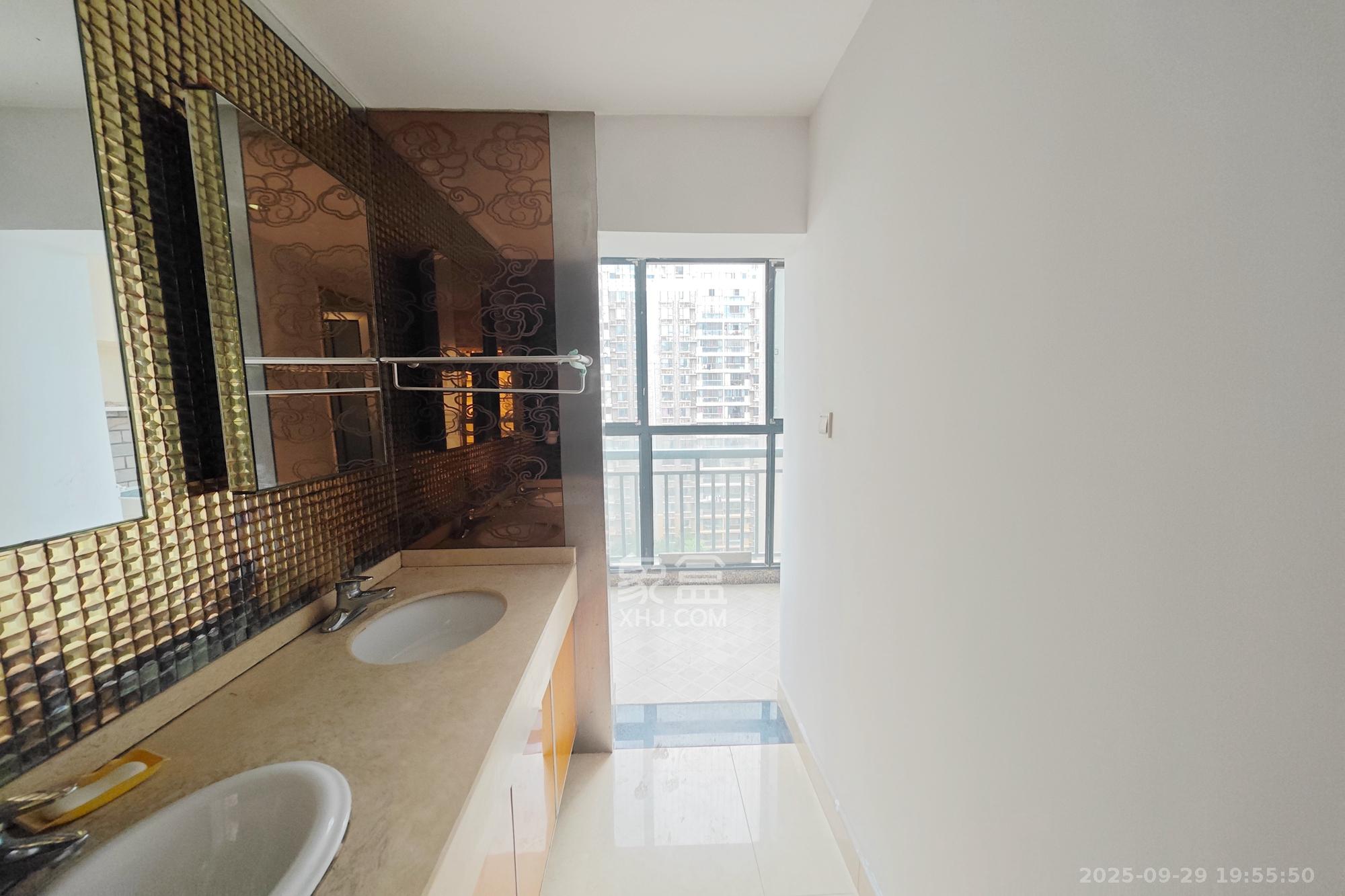 锦绣世纪  3室2厅2卫    126.0万 锦绣世纪  3室2厅2卫    126.0万阳台