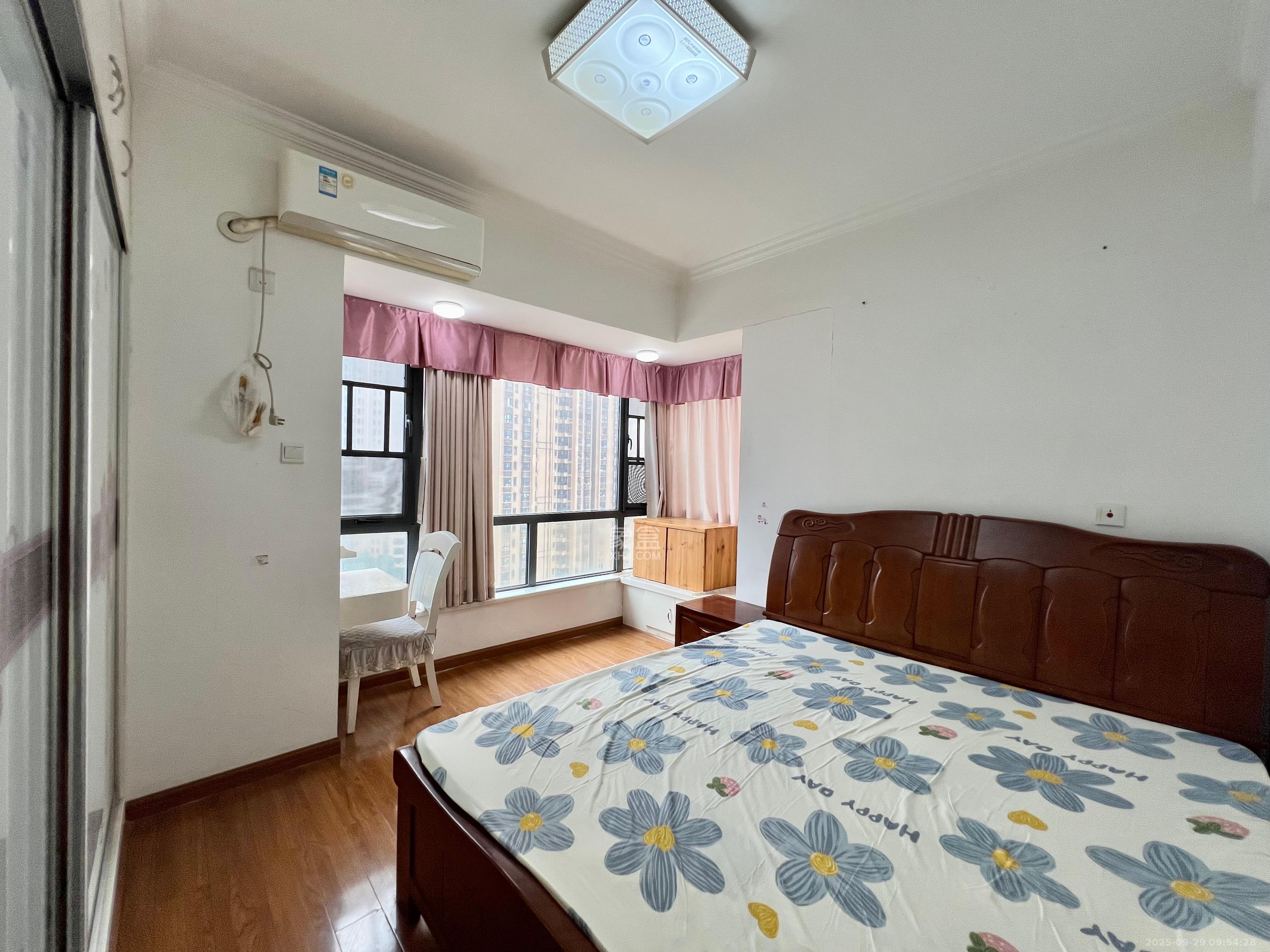 恒基凯旋门一二期  3室2厅1卫    1900.0元/月室内图