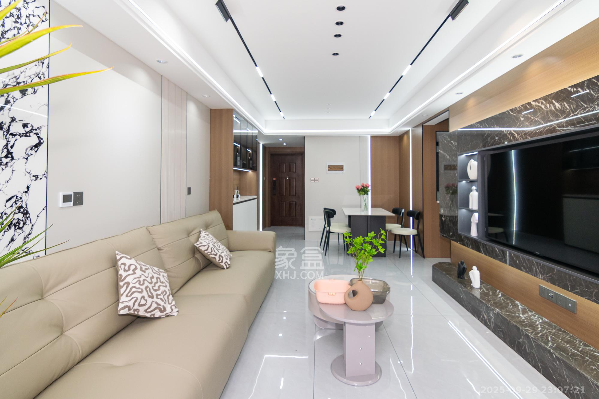 新城国际花都  3室2厅1卫    63.0万客厅