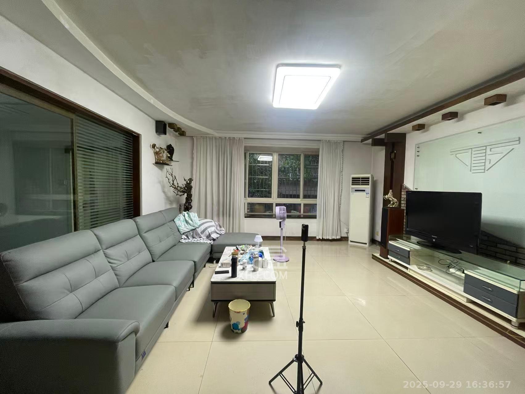 鑫天花园  4室2厅2卫    2500.0元/月 鑫天花园  4室2厅2卫    2500.0元/月