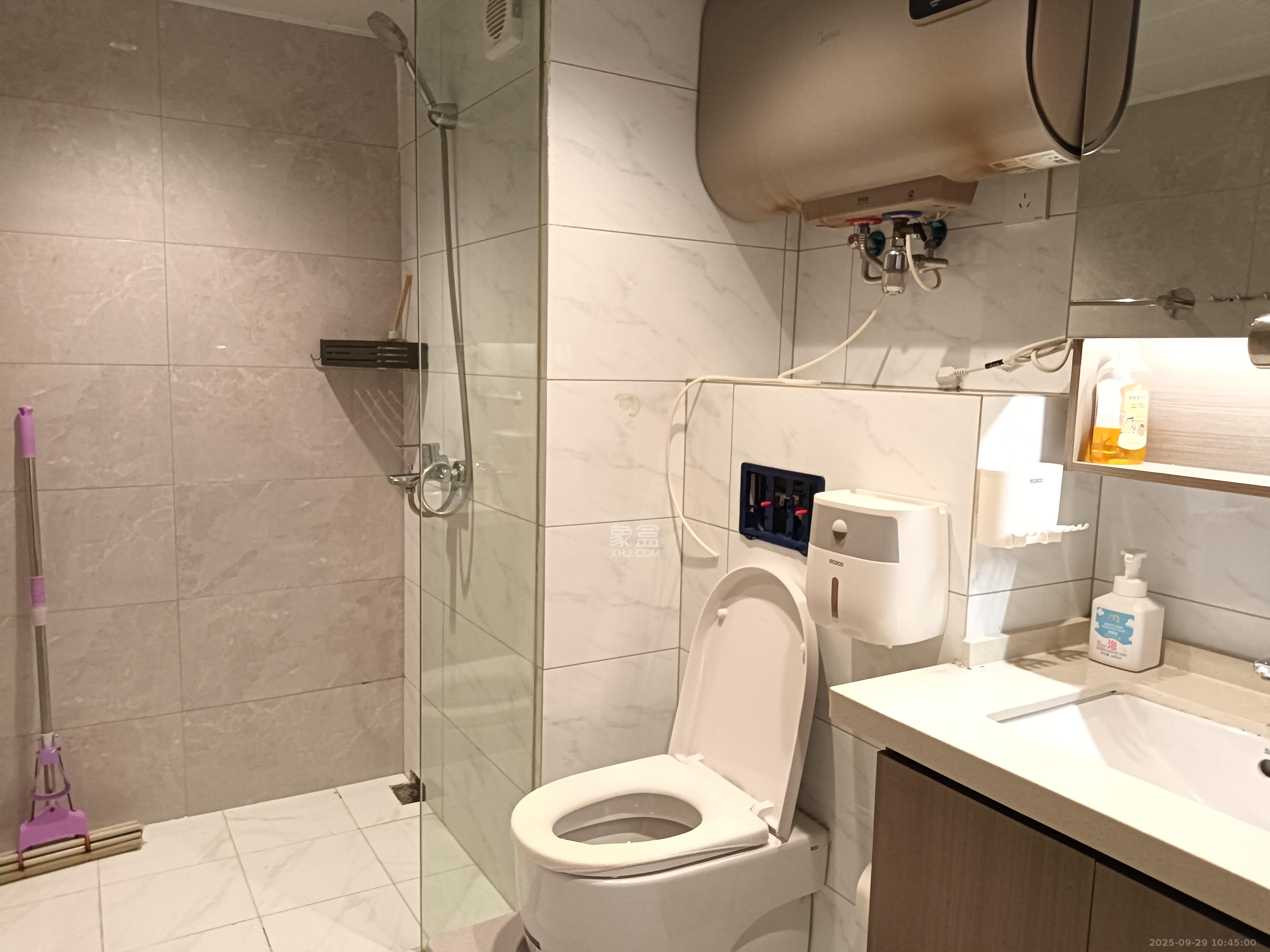 藏珑湖上公馆 3室2厅2卫 5800.0元/月 藏珑湖上公馆 3室2厅2卫 5800.0元/月室内图