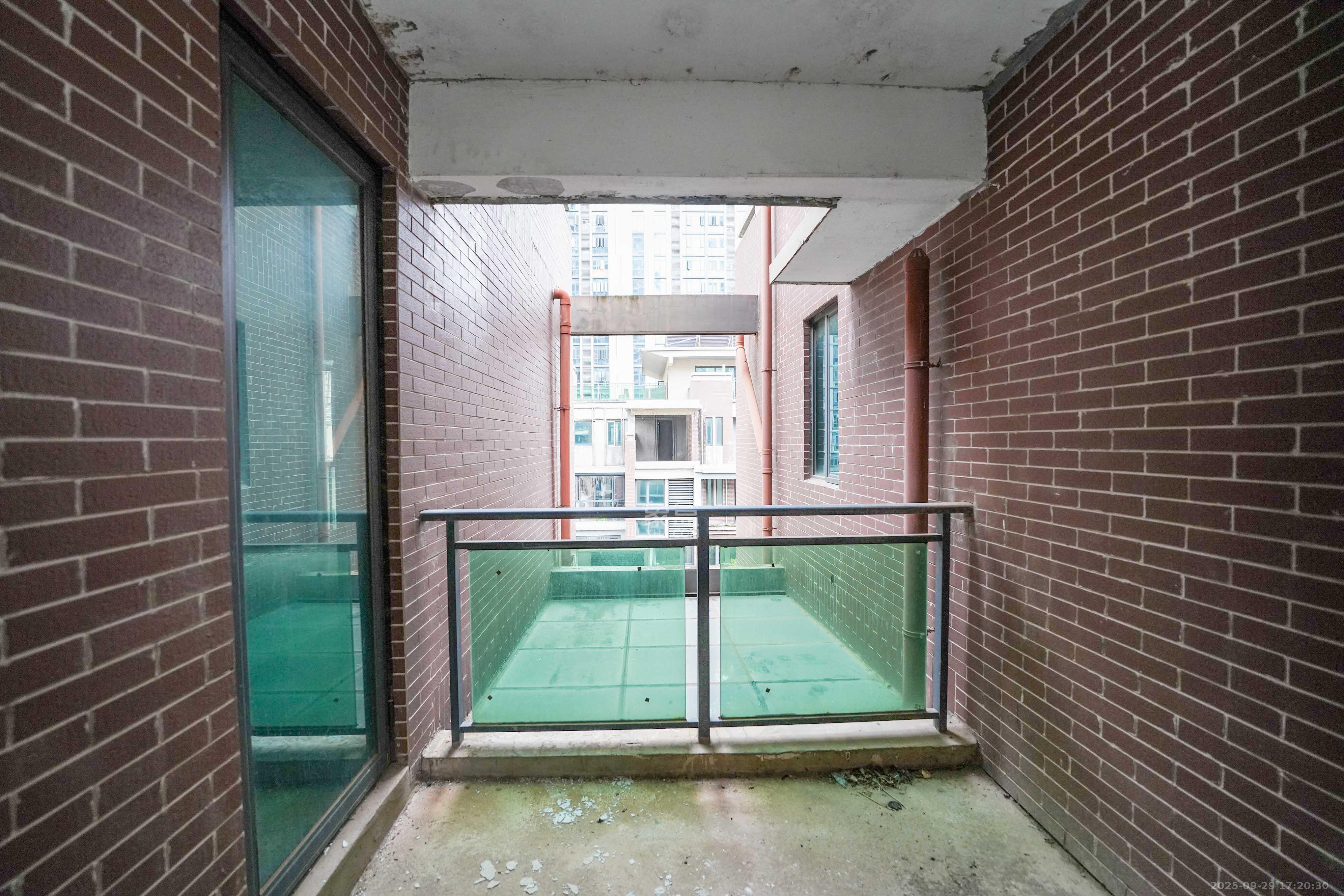 海伦堡爱ME城市 6室3厅3卫 228.0万 海伦堡爱ME城市 6室3厅3卫 228.0万阳台