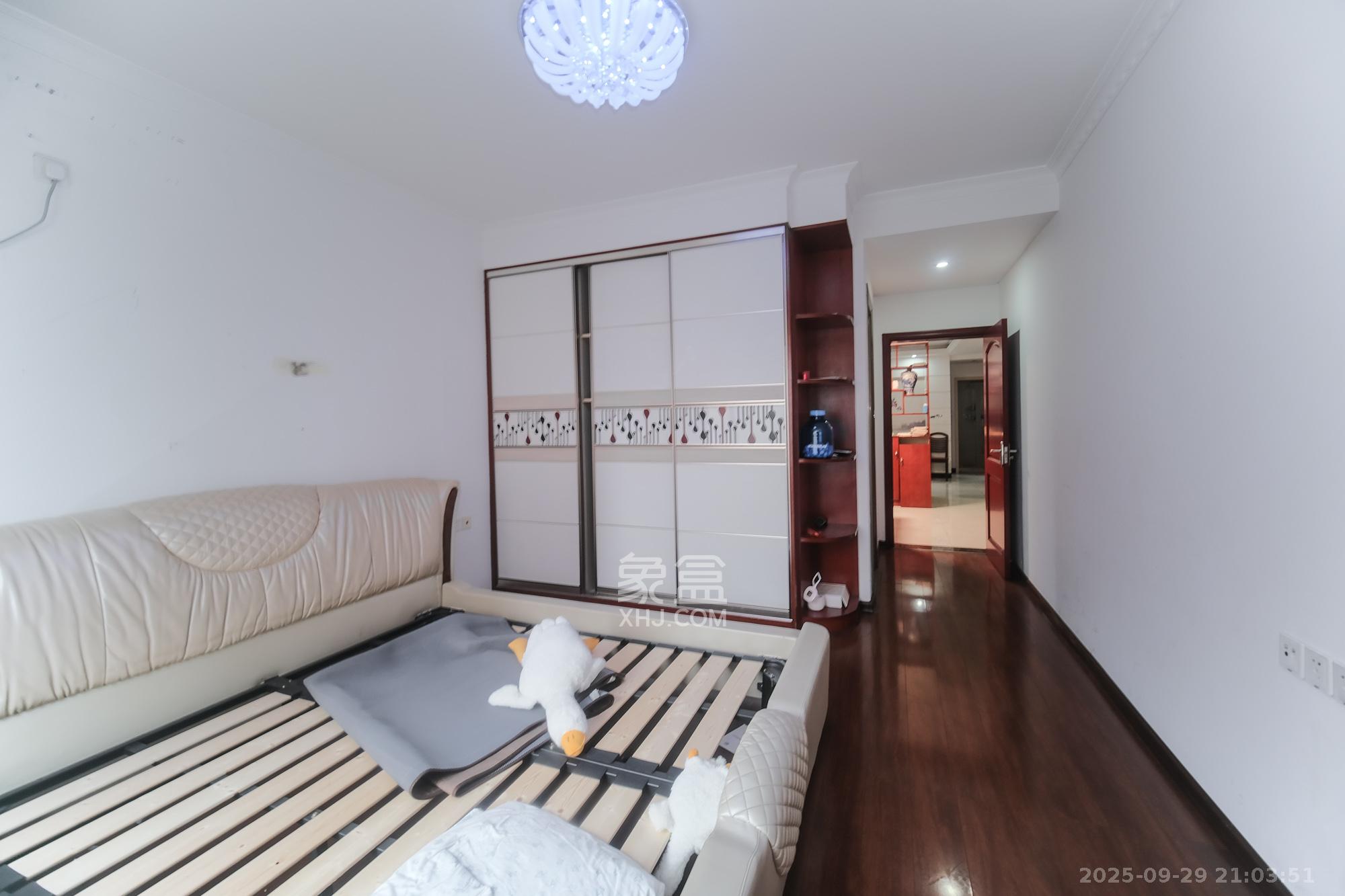 三一街区 4室2厅2卫 69.80万 三一街区 4室2厅2卫 69.80万卧室