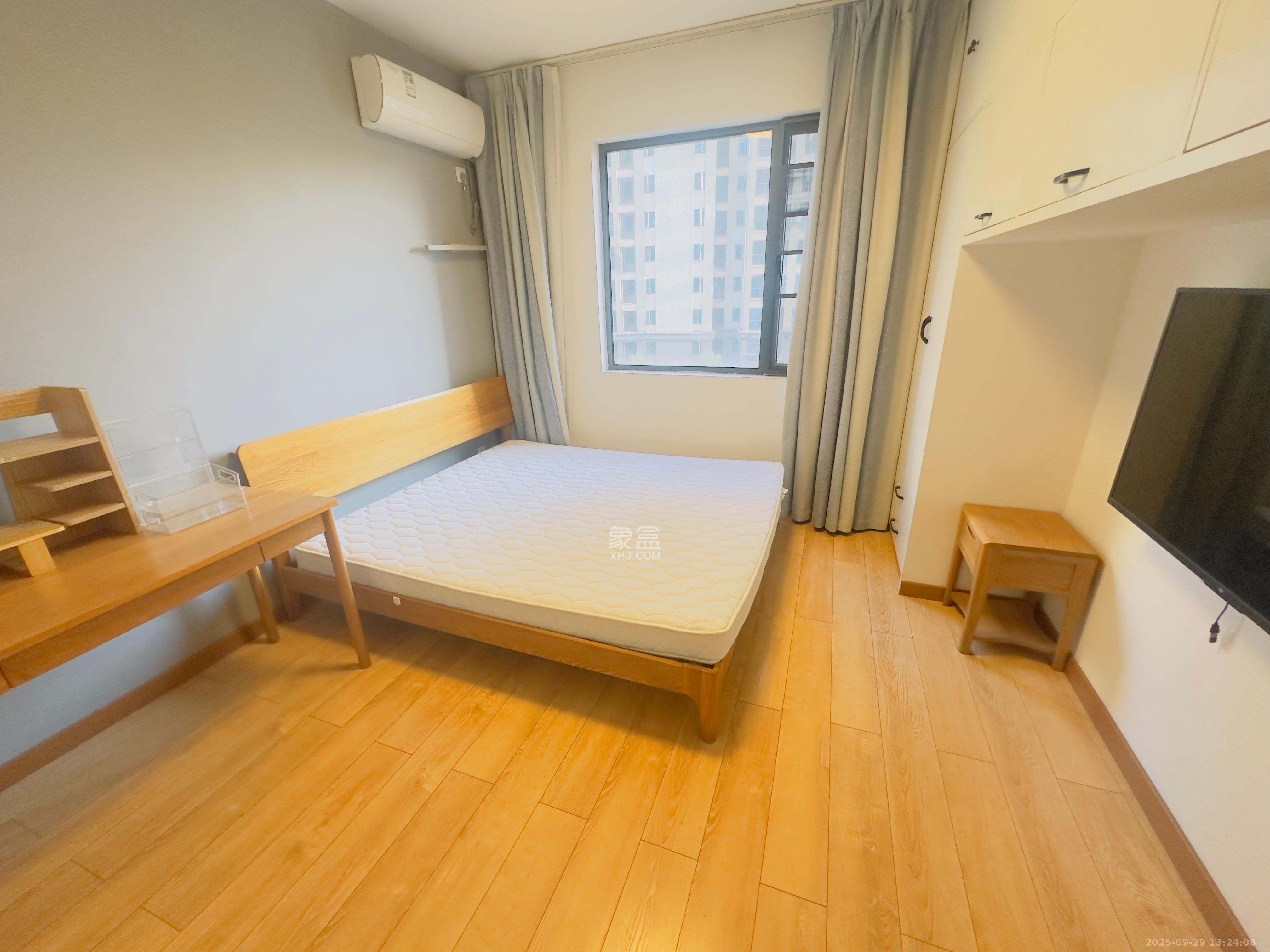 泰龙华府  3室2厅2卫    2500.0元/月室内图