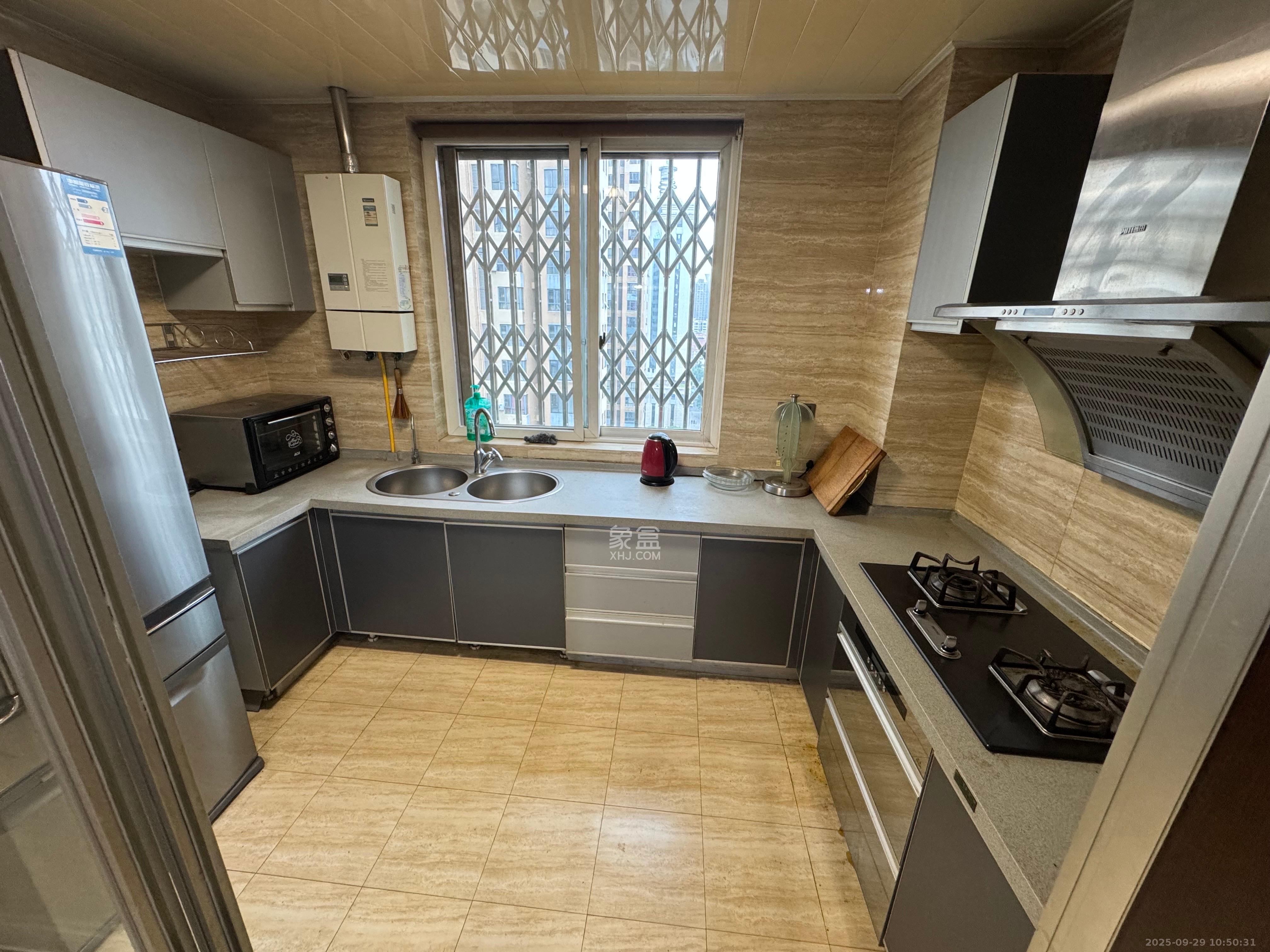 丽景新贵 4室2厅2卫 4500.0元/月 丽景新贵 4室2厅2卫 4500.0元/月室内图