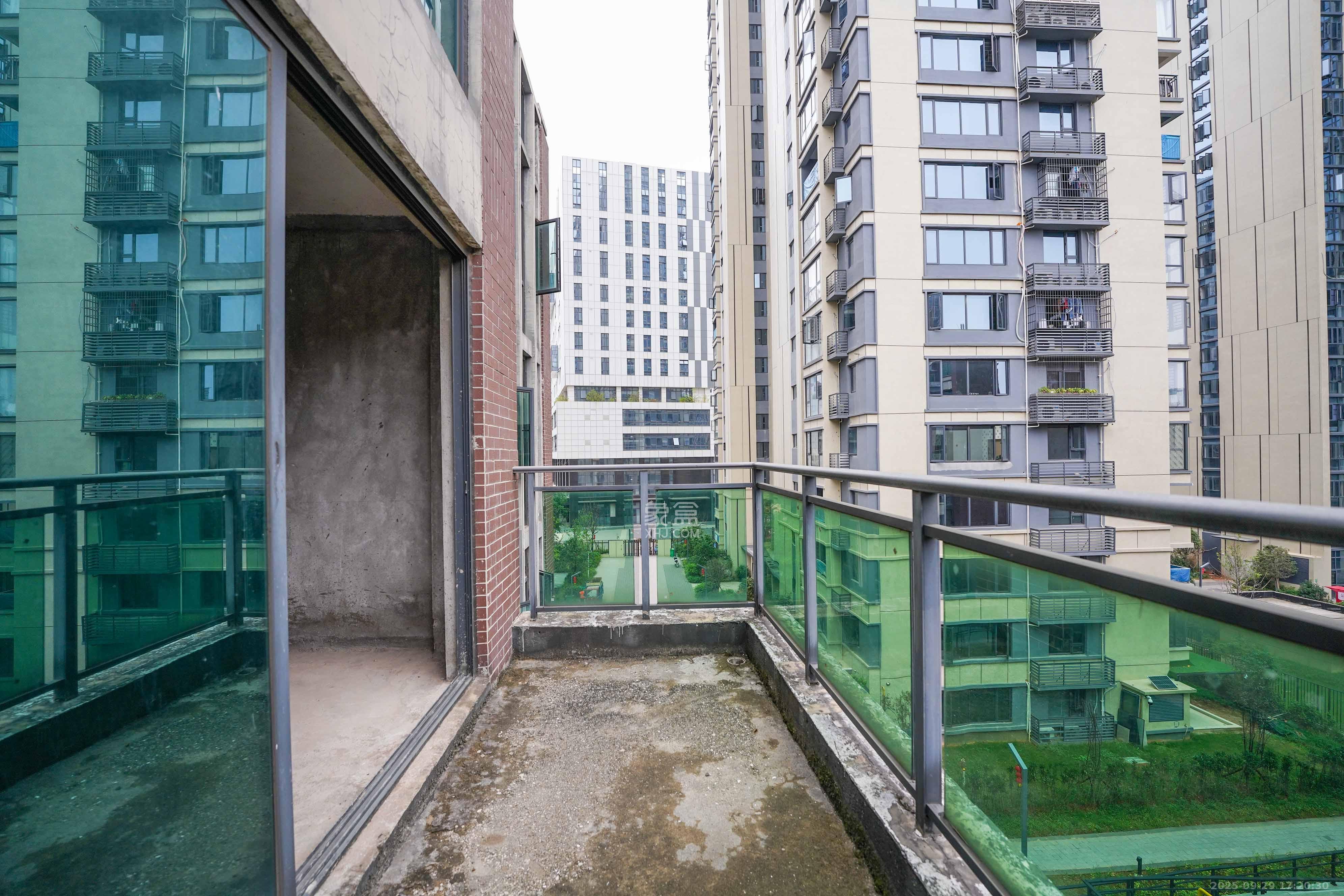 海伦堡爱ME城市 6室3厅3卫 228.0万 海伦堡爱ME城市 6室3厅3卫 228.0万阳台