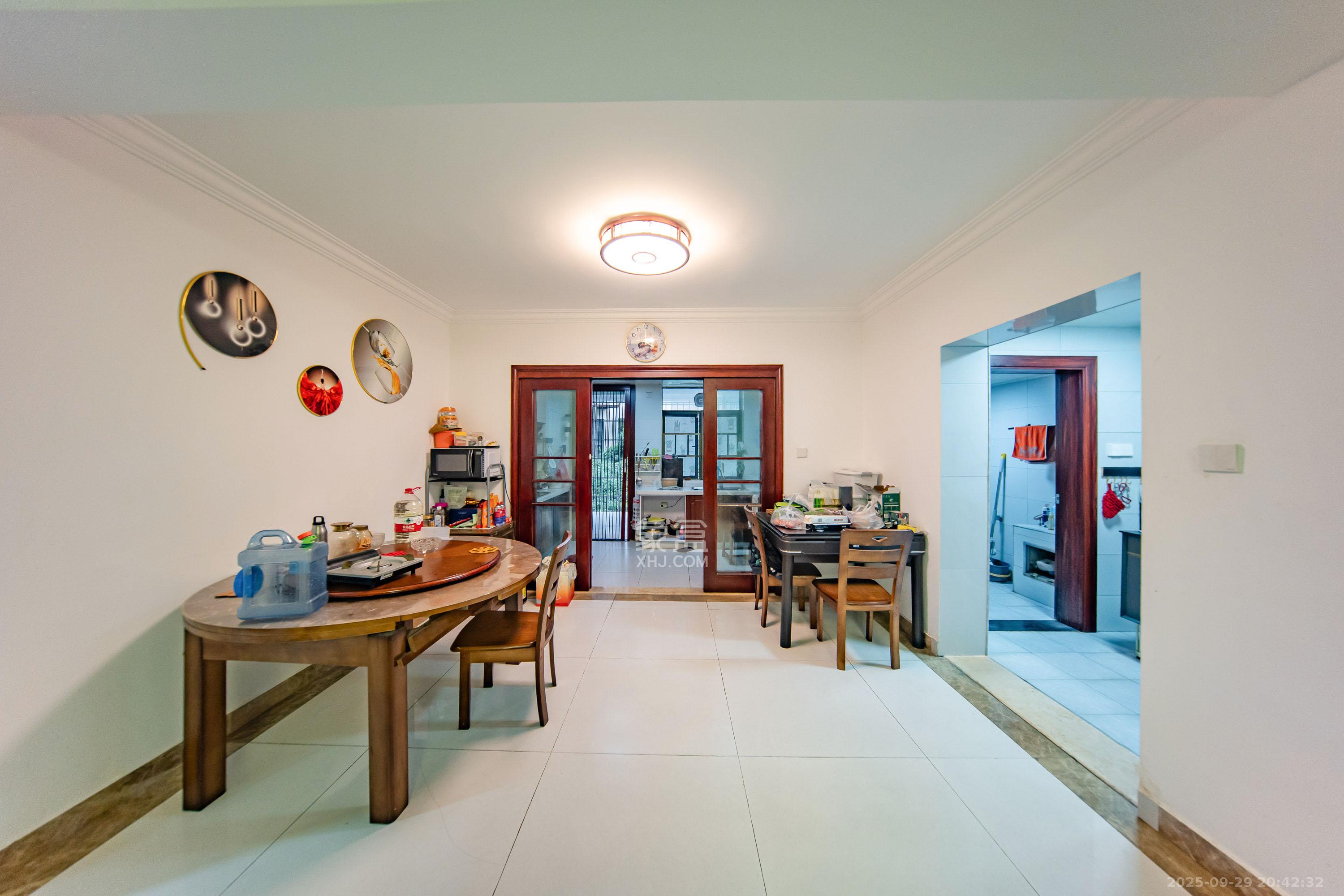 江山帝景雅典  4室2厅2卫    186.0万客厅