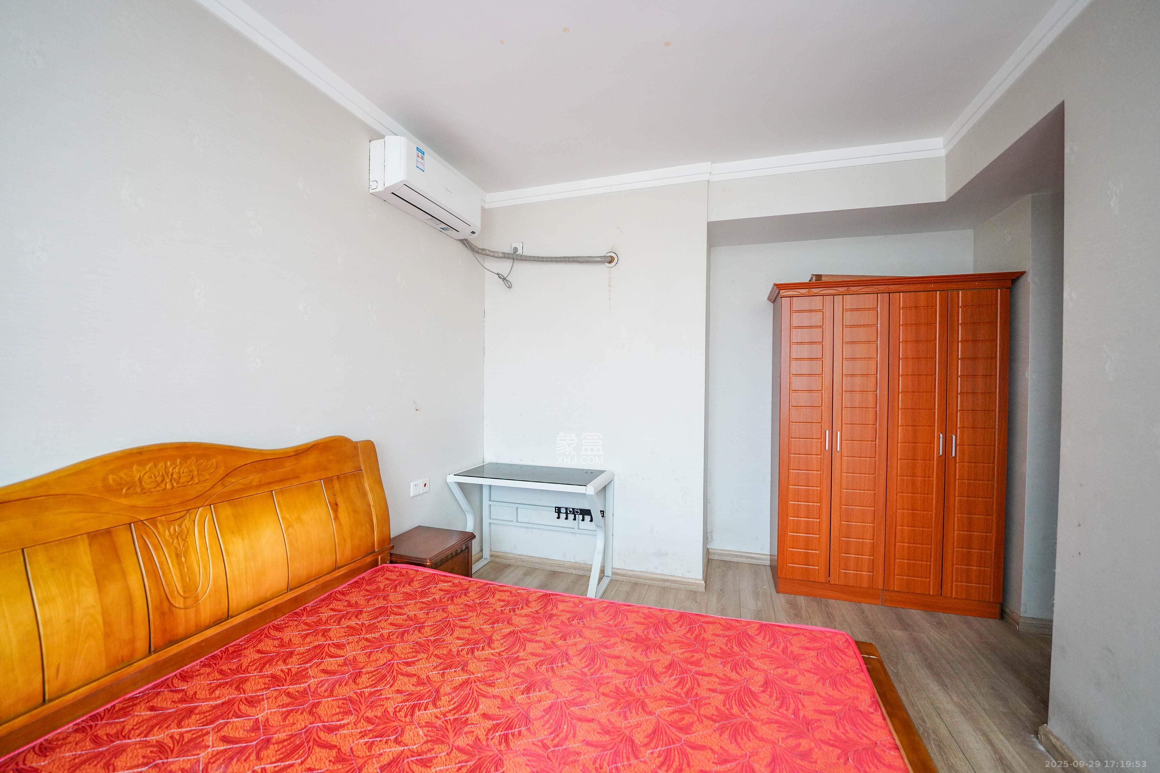 汇金城/嘉华城(二期、三期) 3室2厅2卫 115.0万 汇金城/嘉华城(二期、三期) 3室2厅2卫 115.0万卧室