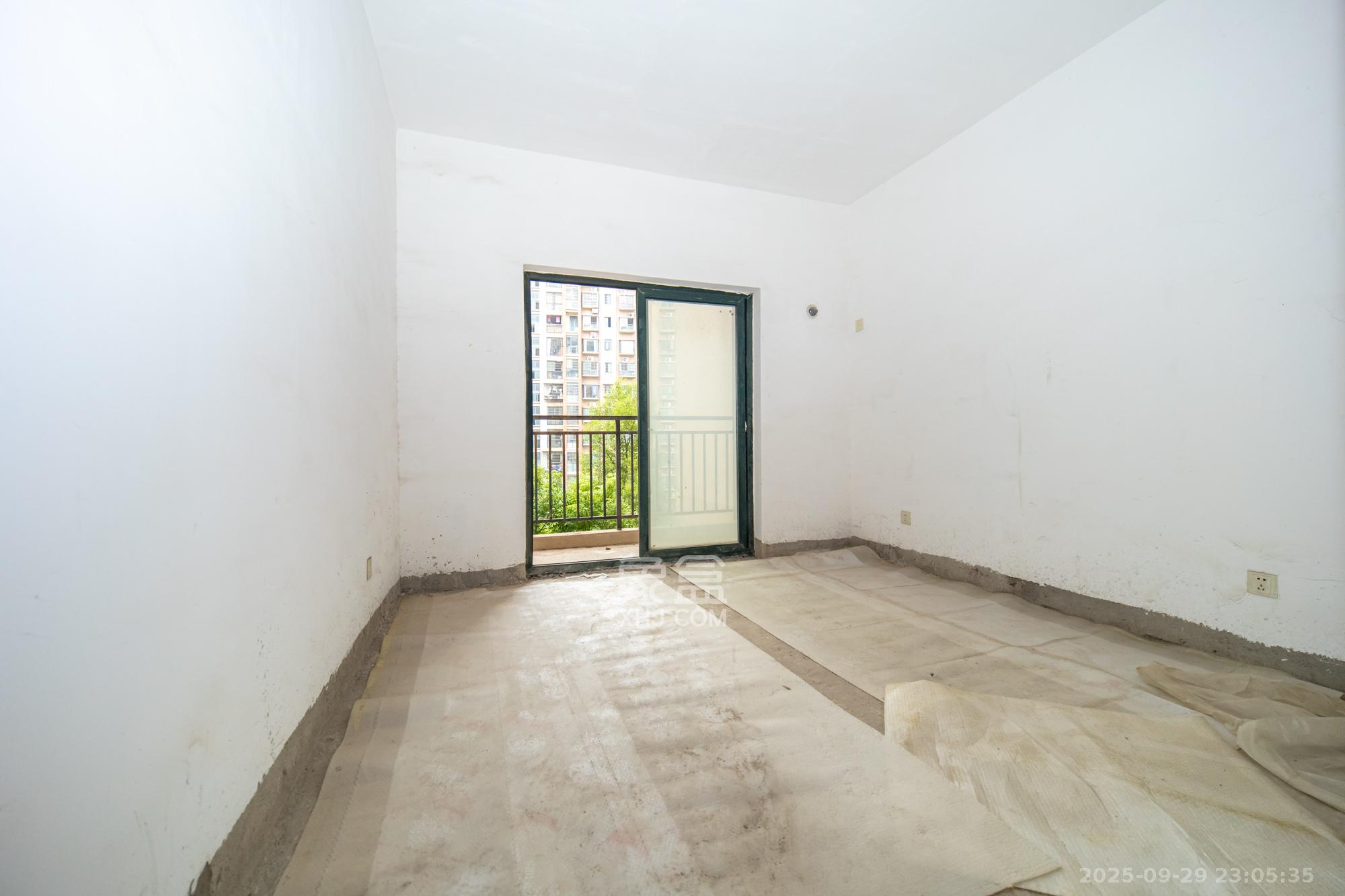 银盘鑫城  4室2厅2卫    72.8万卧室