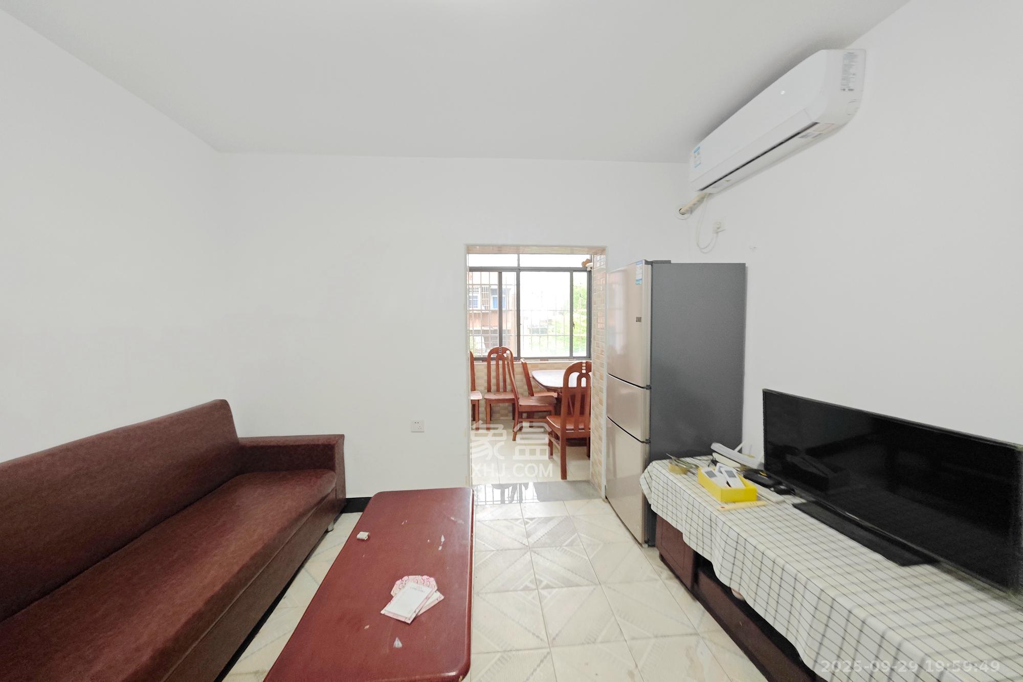 桂花二村 2室2厅1卫 38.0万 桂花二村 2室2厅1卫 38.0万客厅