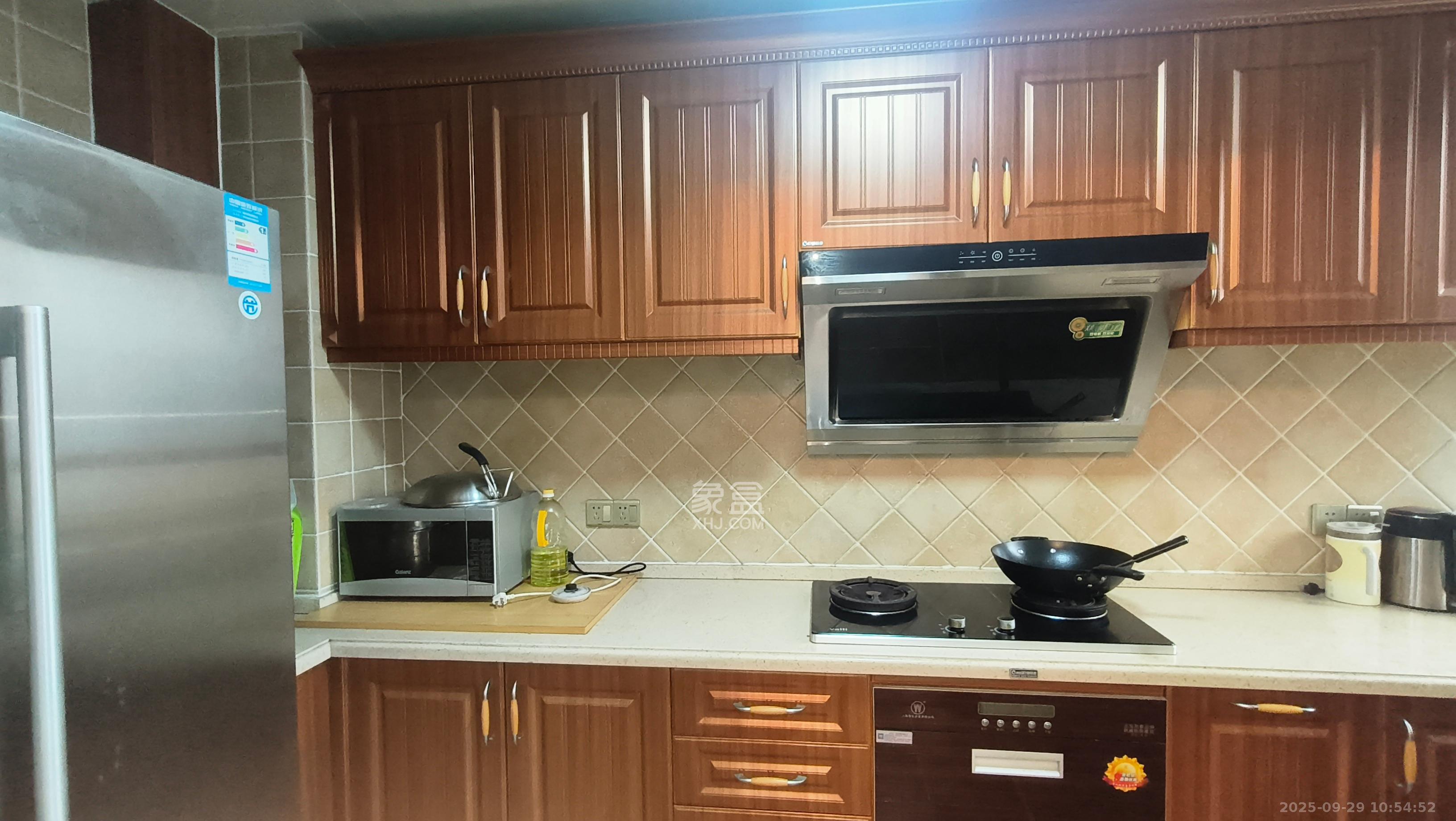 东岸梅园小区 4室2厅2卫 3500.0元/月 东岸梅园小区 4室2厅2卫 3500.0元/月室内图