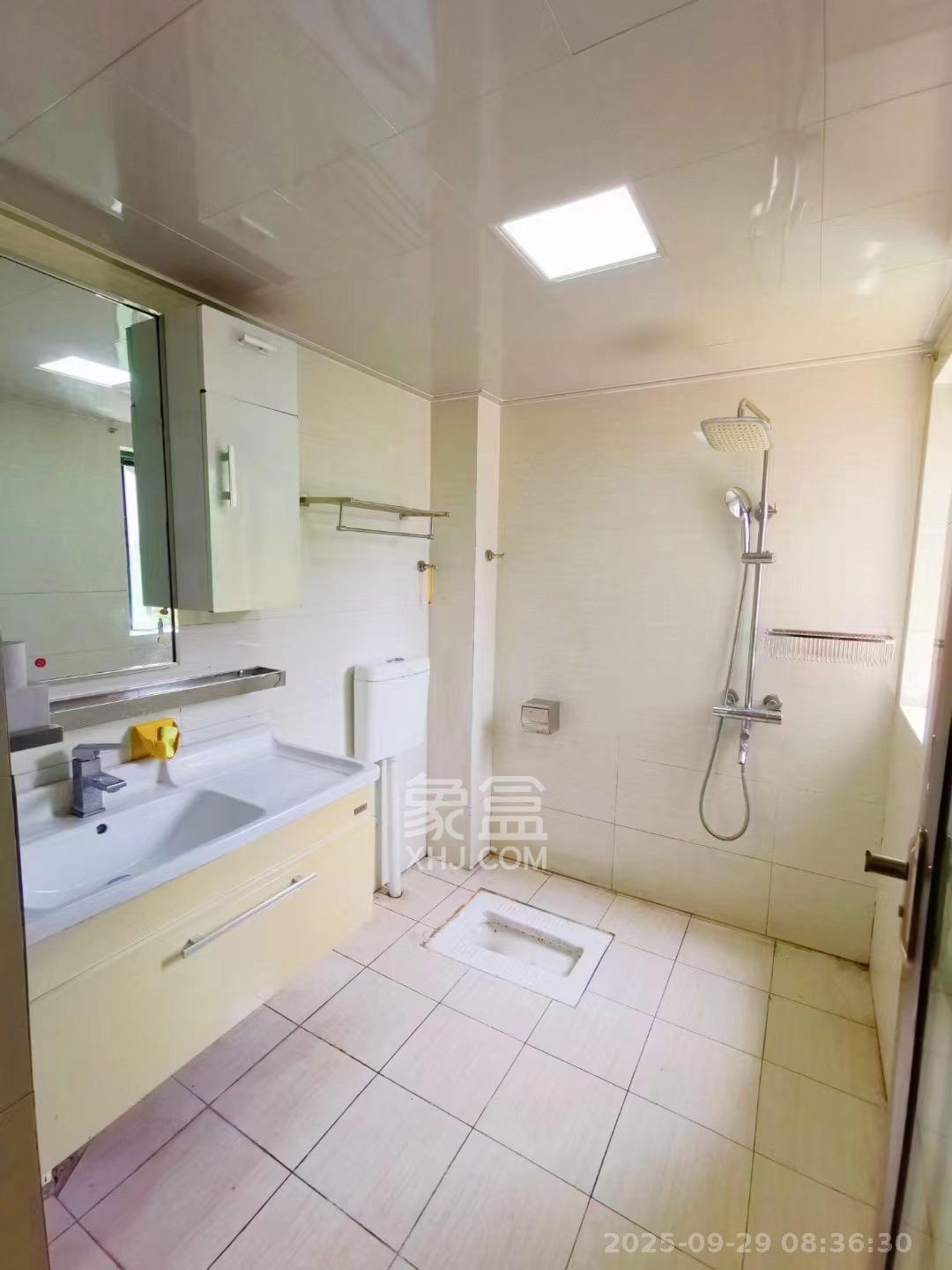 银桂苑 3室2厅2卫 2200.0元/月 银桂苑 3室2厅2卫 2200.0元/月室内图