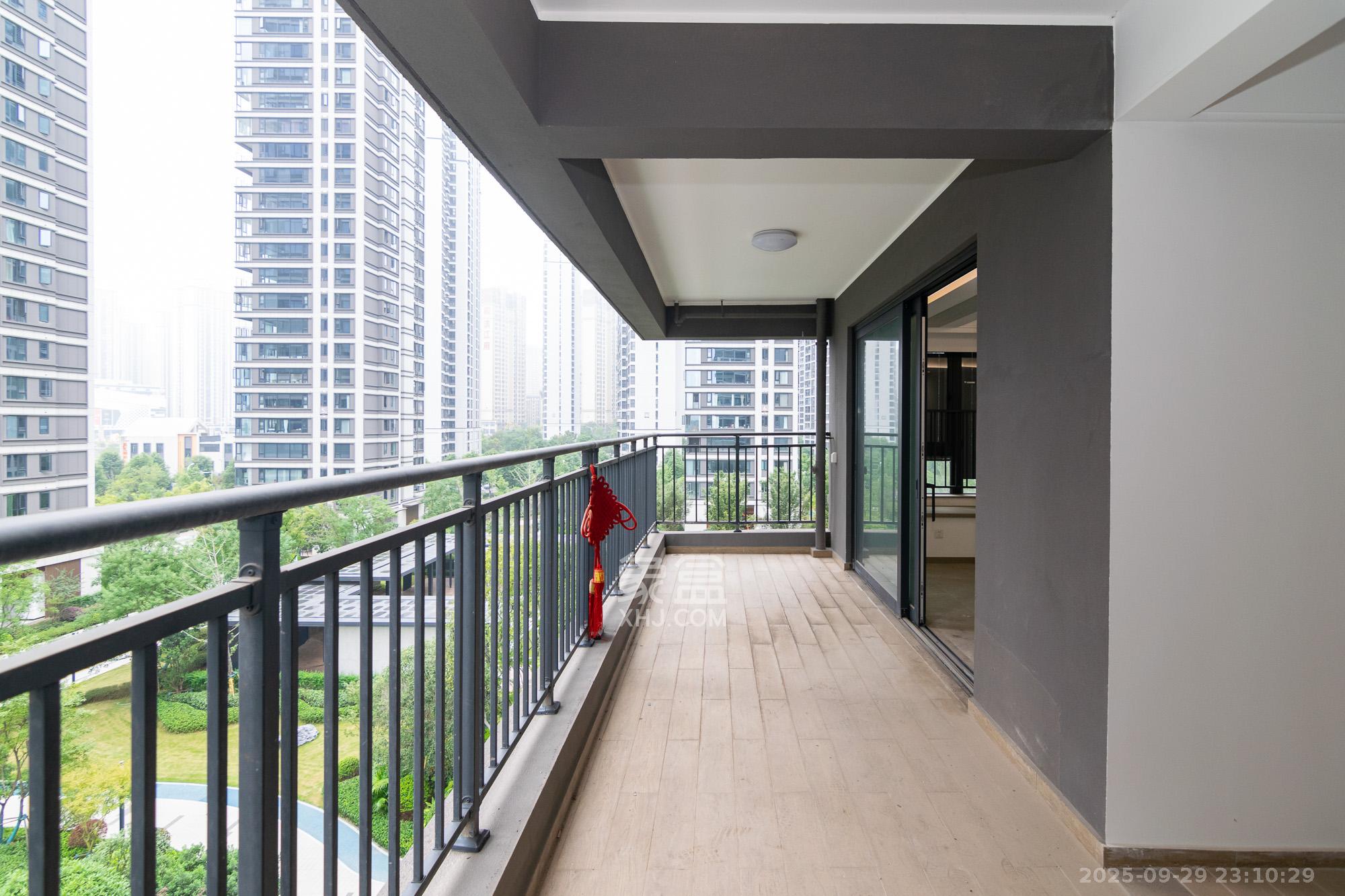 越秀湘江星汇城三期 4室2厅3卫 198.0万 越秀湘江星汇城三期 4室2厅3卫 198.0万阳台