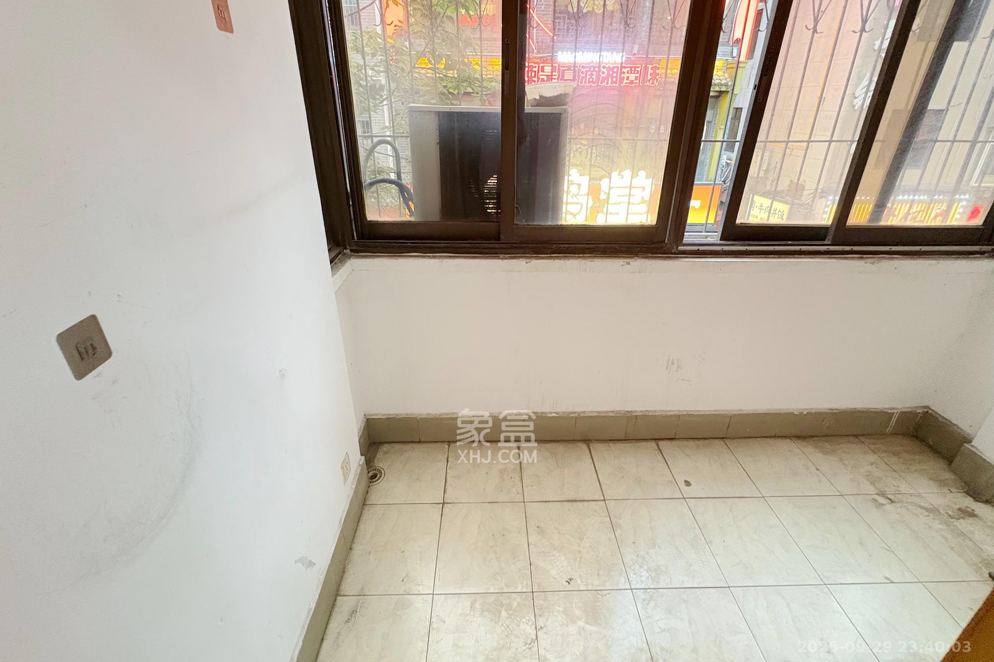 老干部大学宿舍 4室2厅1卫 110.0万 老干部大学宿舍 4室2厅1卫 110.0万阳台