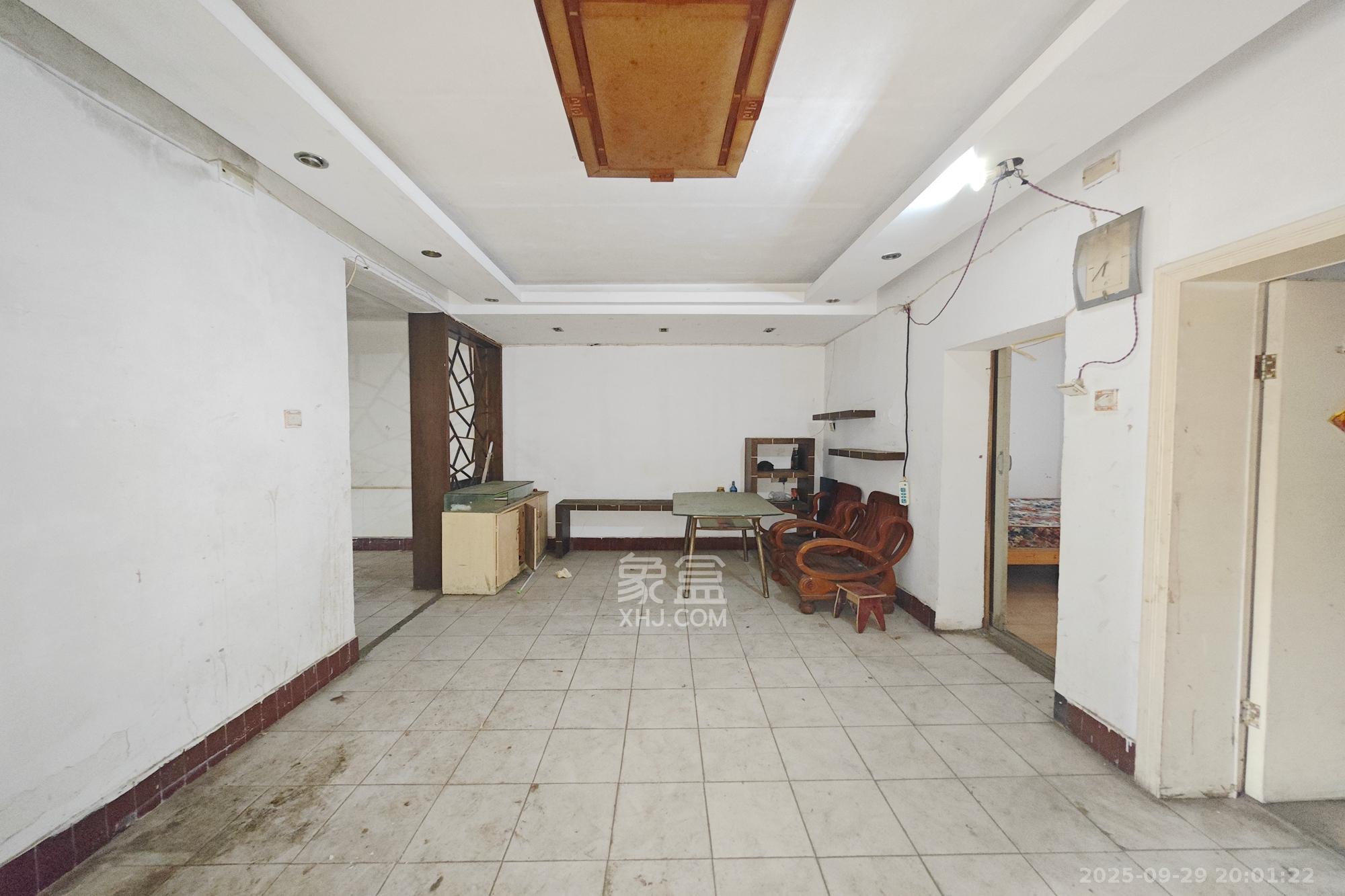 华达家园 4室2厅1卫 51.0万 华达家园 4室2厅1卫 51.0万客厅