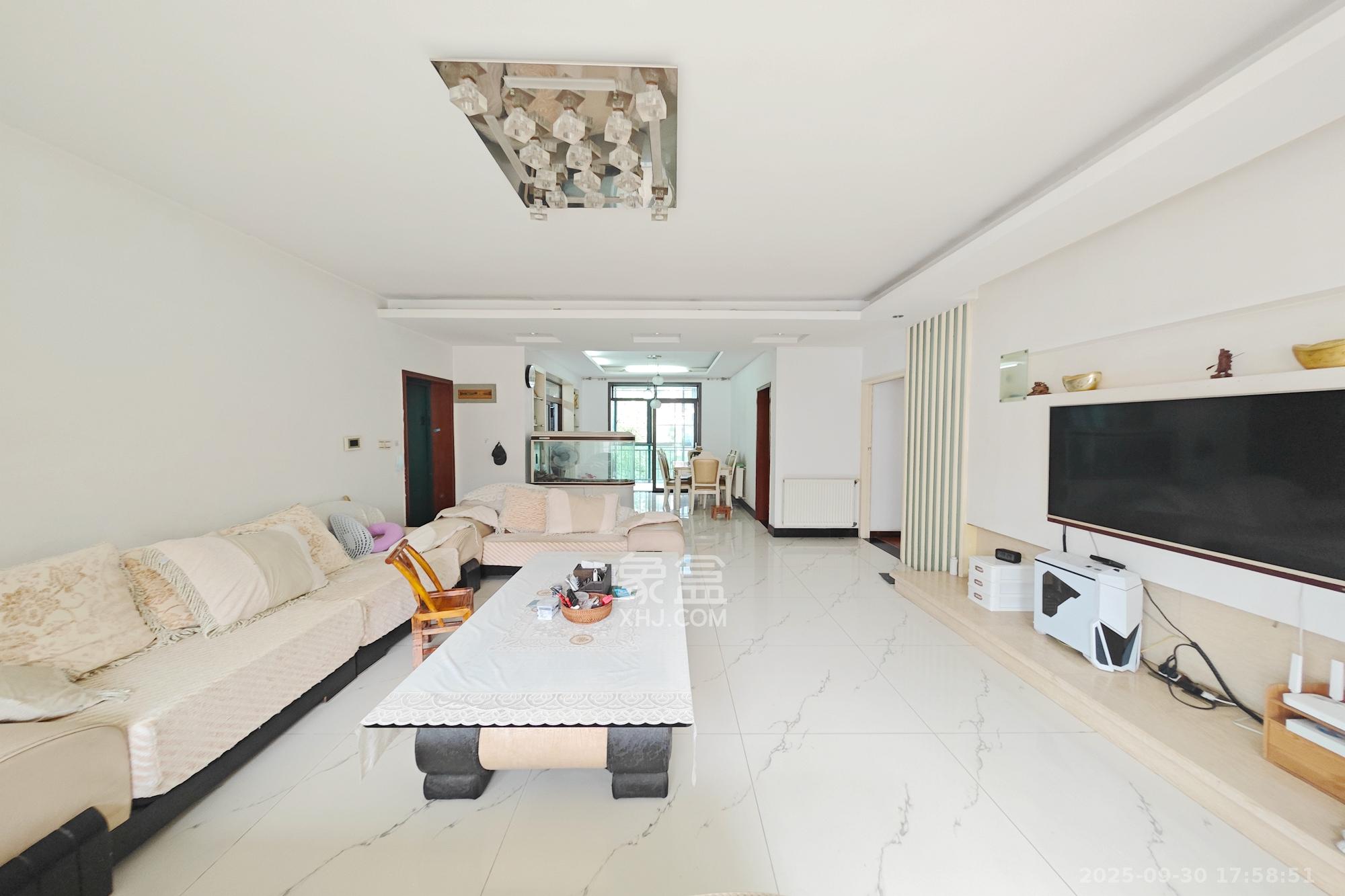 美林景园 6室3厅3卫 186.0万 美林景园 6室3厅3卫 186.0万客厅