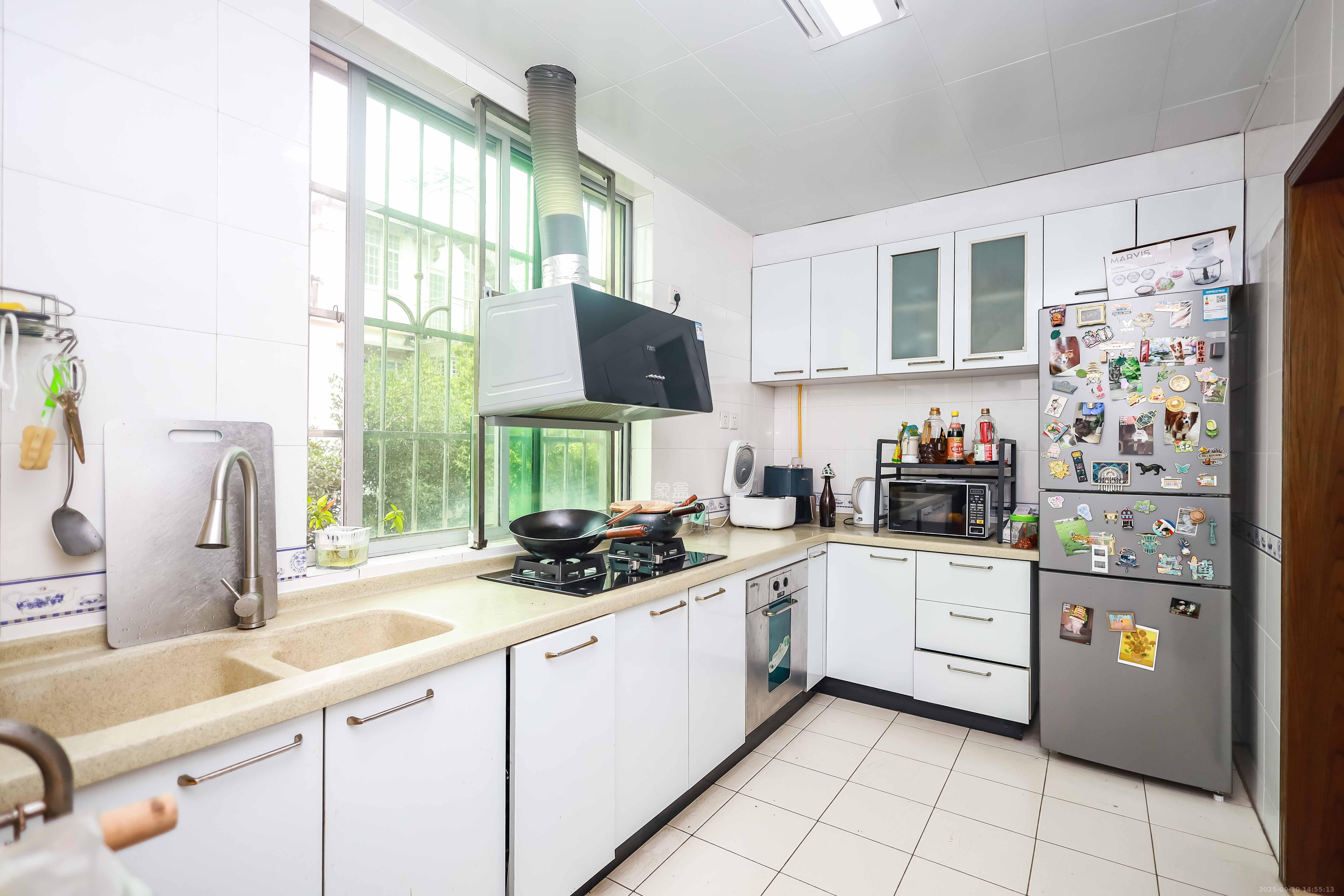 静园山庄  4室2厅3卫    179.0万厨房