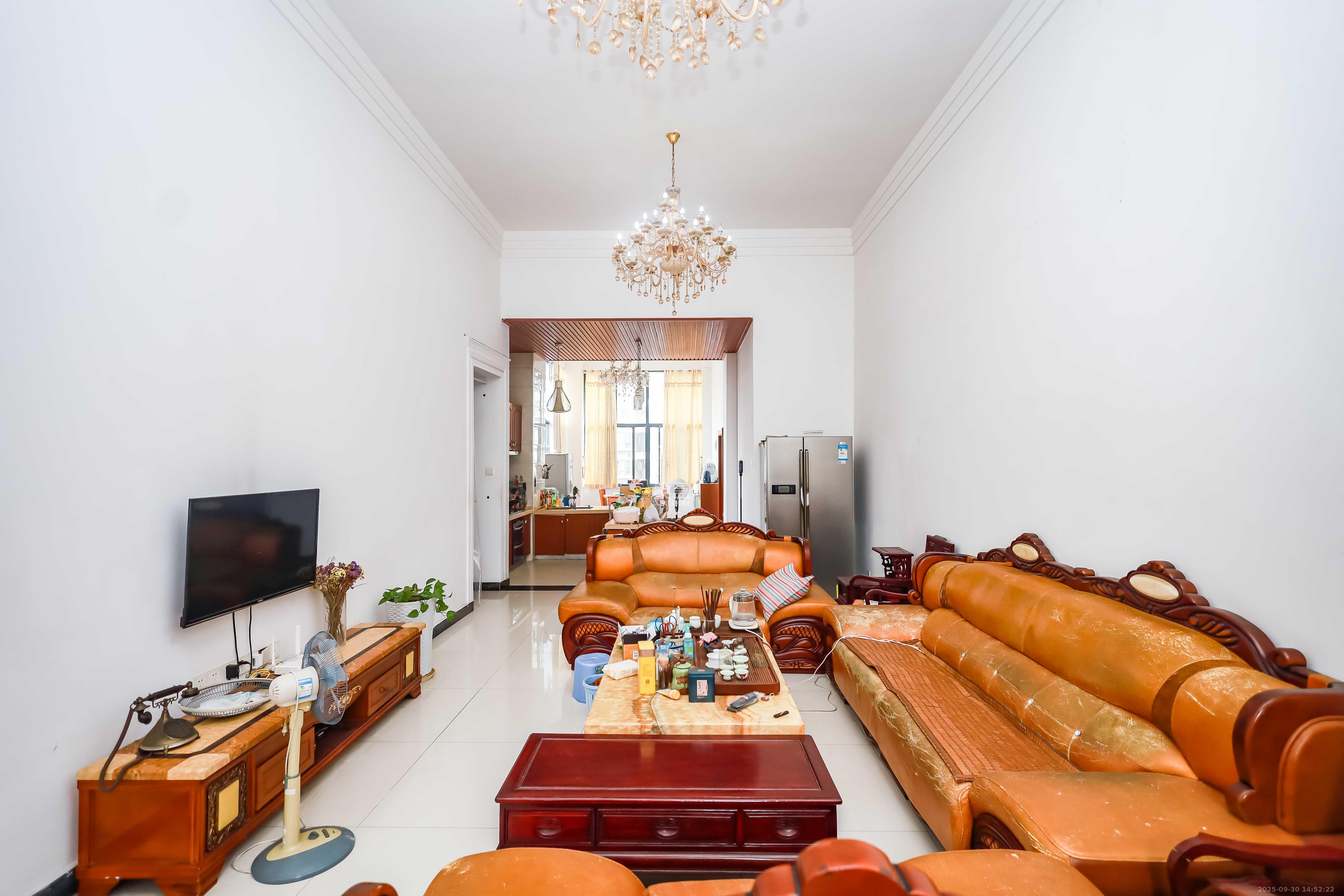 未来城科学家园 5室2厅3卫 165.0万 未来城科学家园 5室2厅3卫 165.0万客厅