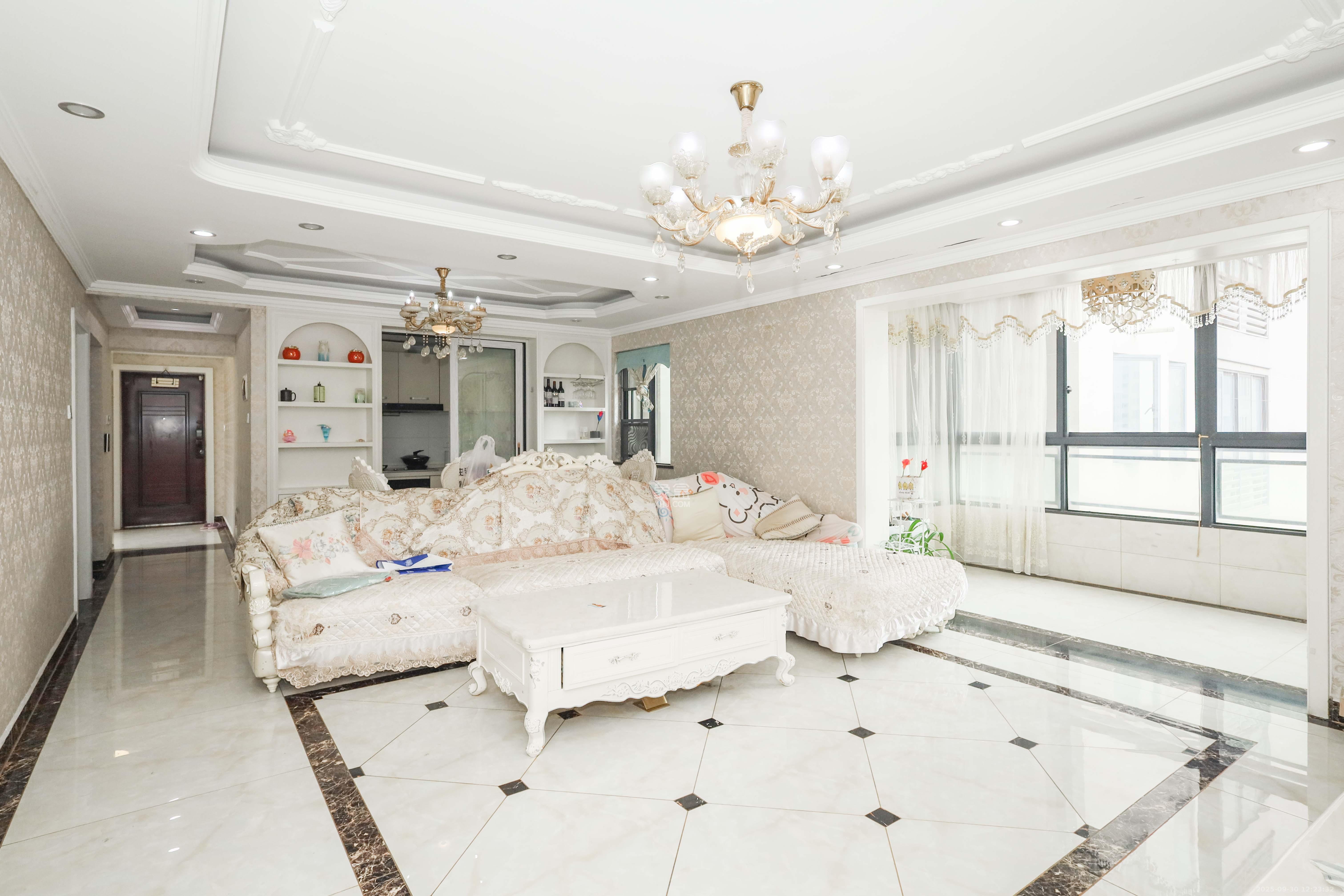 好莱城(弘德西街) 4室2厅2卫 120.0万 好莱城(弘德西街) 4室2厅2卫 120.0万客厅