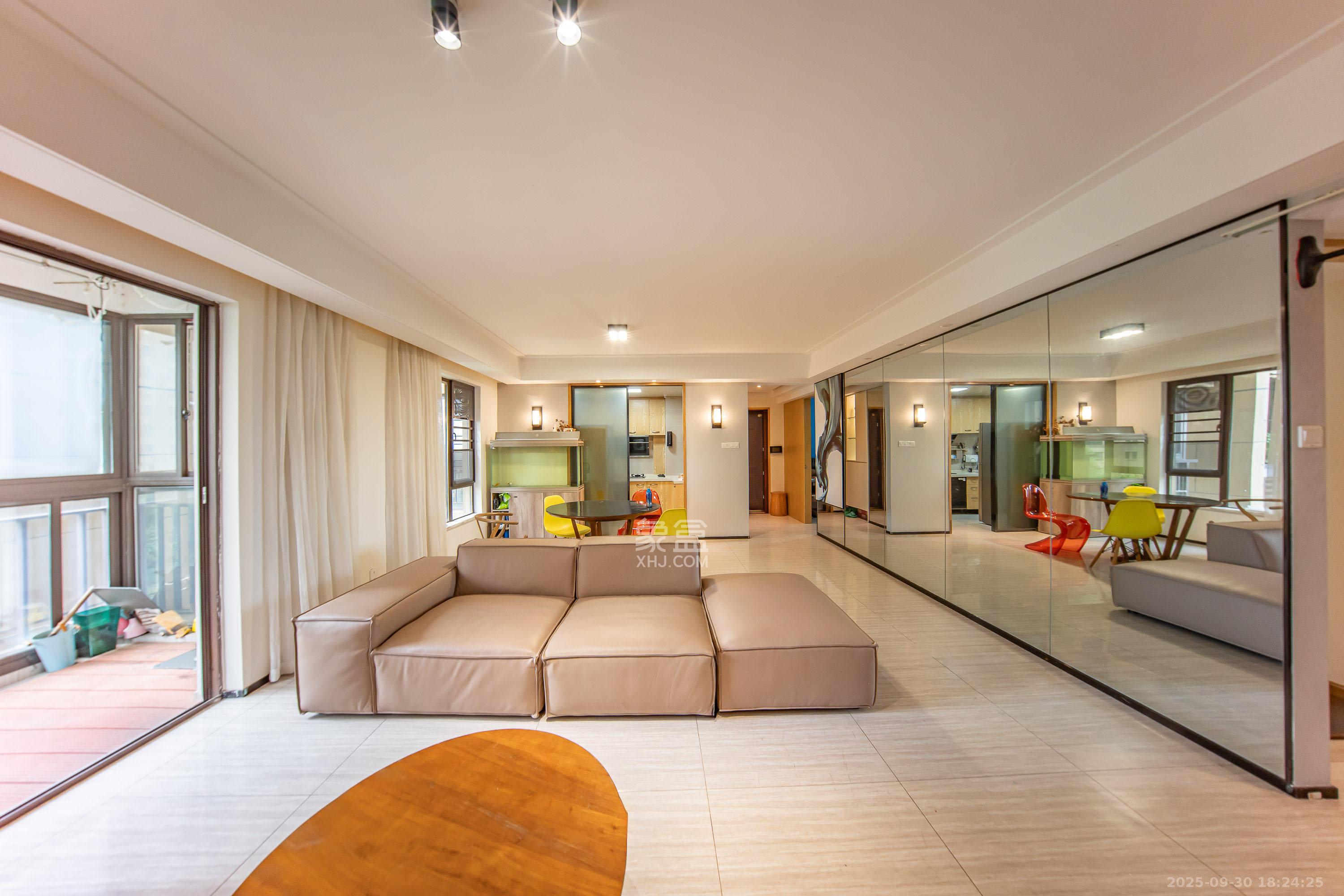 华润橡树湾 1室2厅2卫 100.0万 华润橡树湾 1室2厅2卫 100.0万客厅