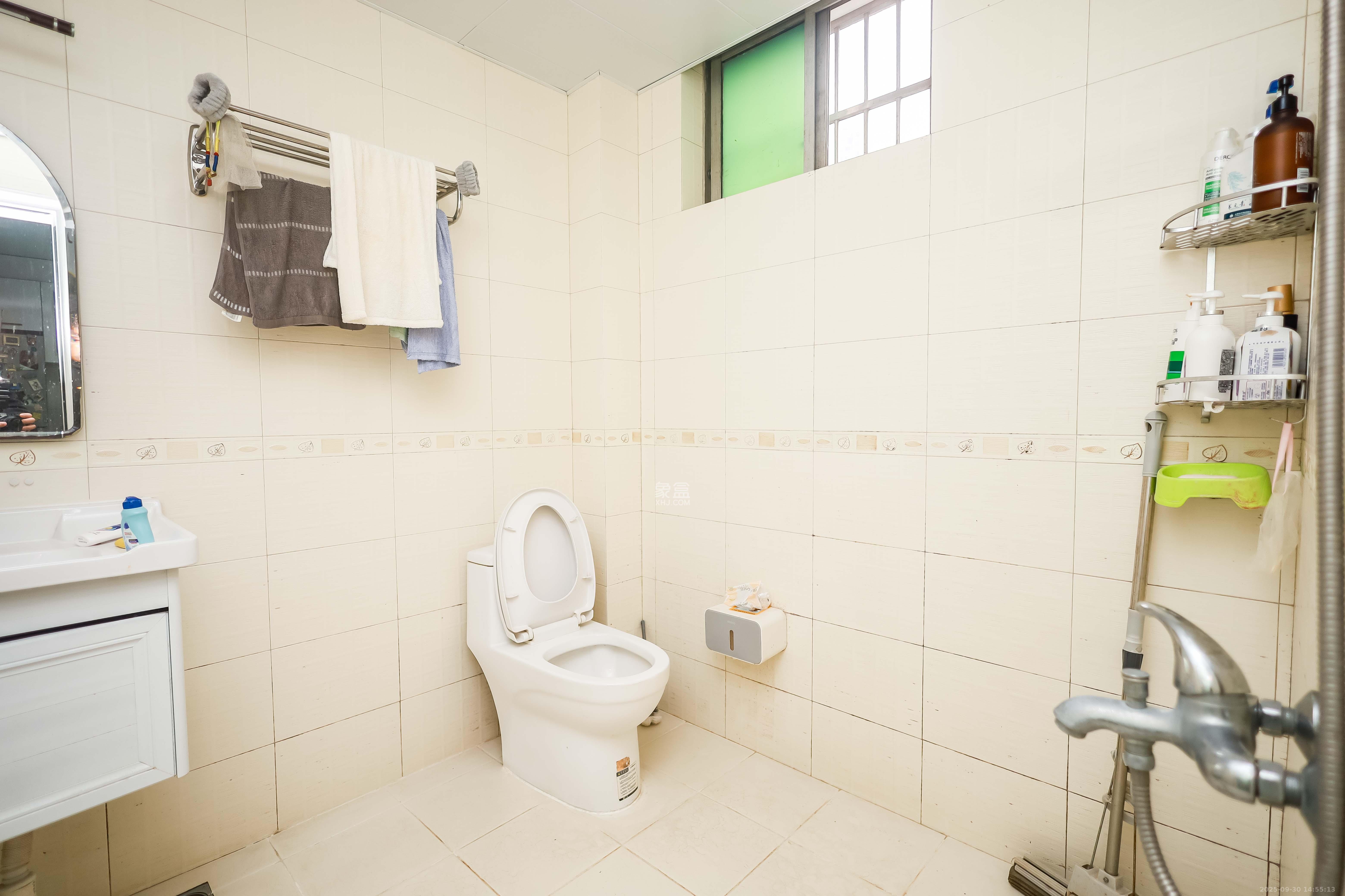 静园山庄 4室2厅3卫 179.0万 静园山庄 4室2厅3卫 179.0万卫生间