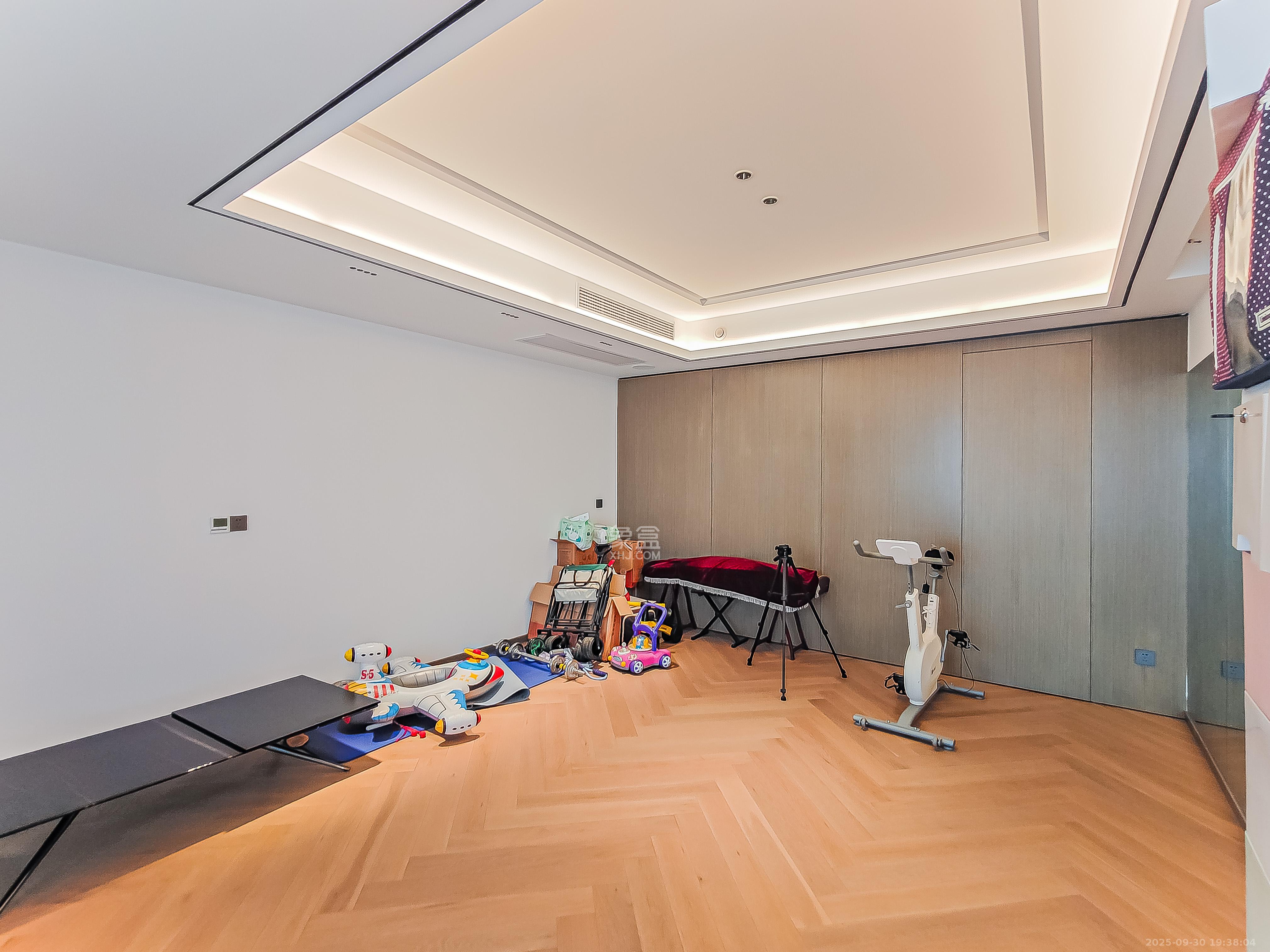 中建江山壹号  1室2厅4卫    880.0万卧室