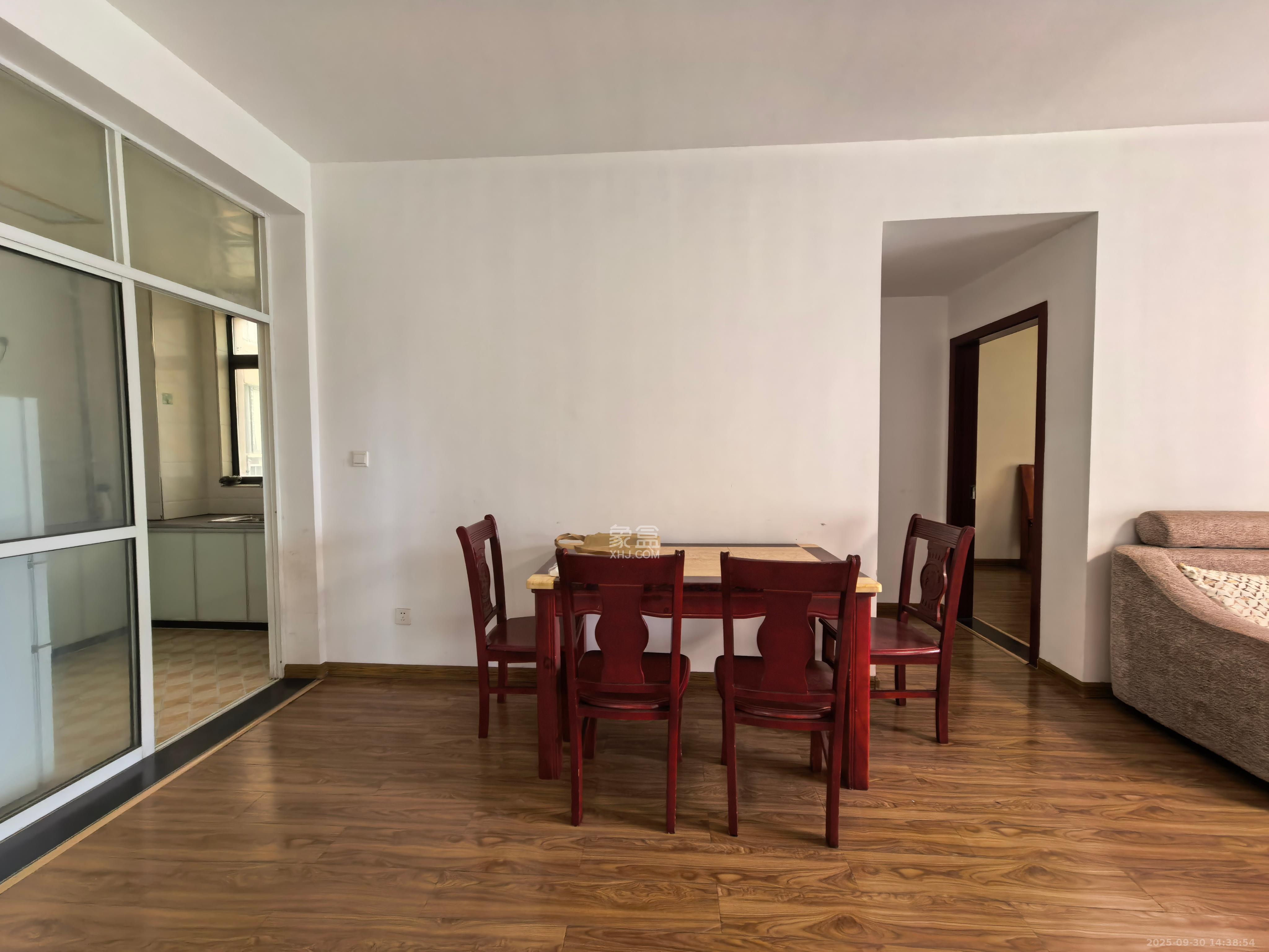 东岸城邦 3室2厅2卫 2400.0元/月 东岸城邦 3室2厅2卫 2400.0元/月室内图