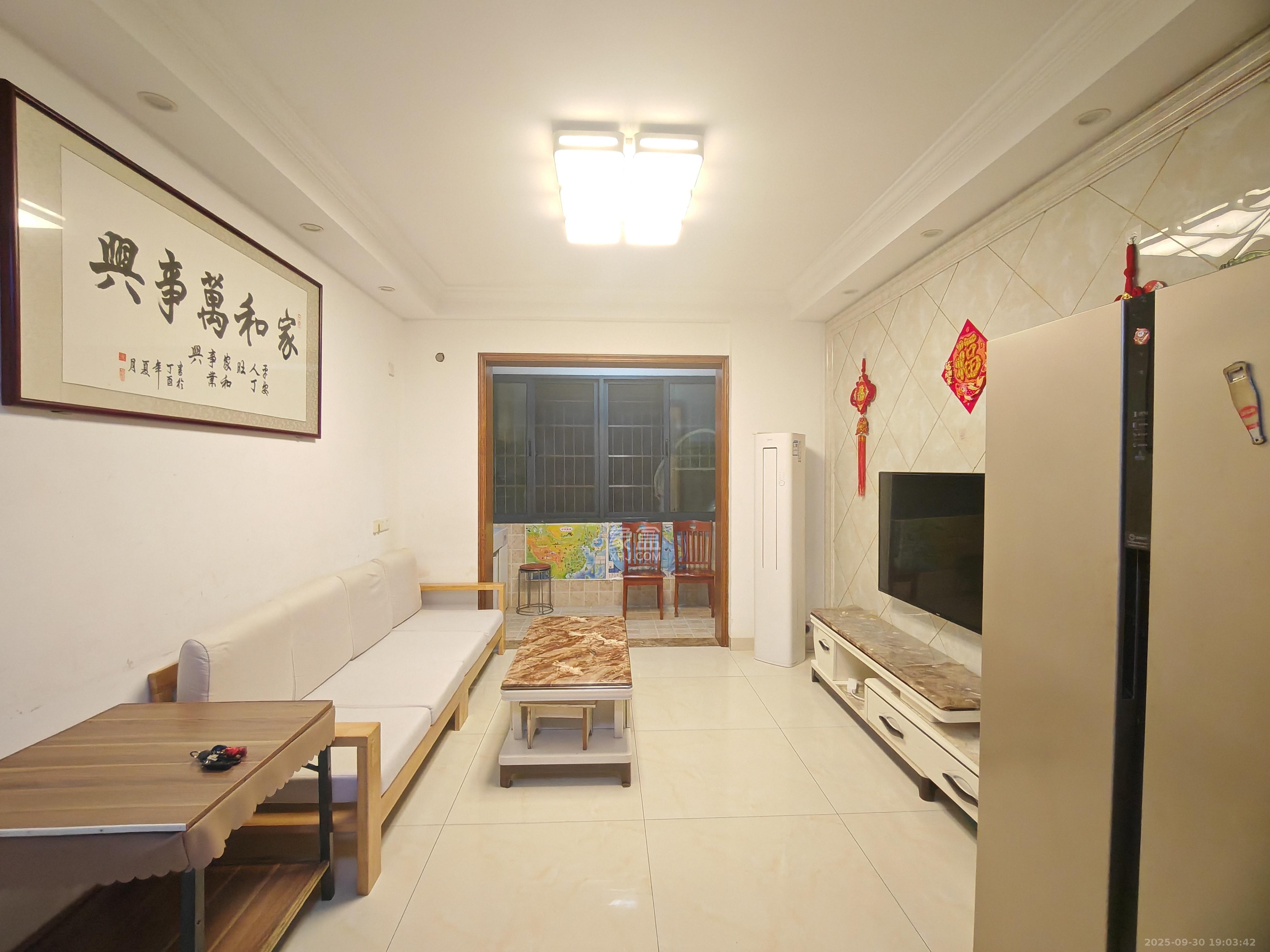 月亮湾草莓街区一、二期  3室2厅1卫    1800.0元/月室内图