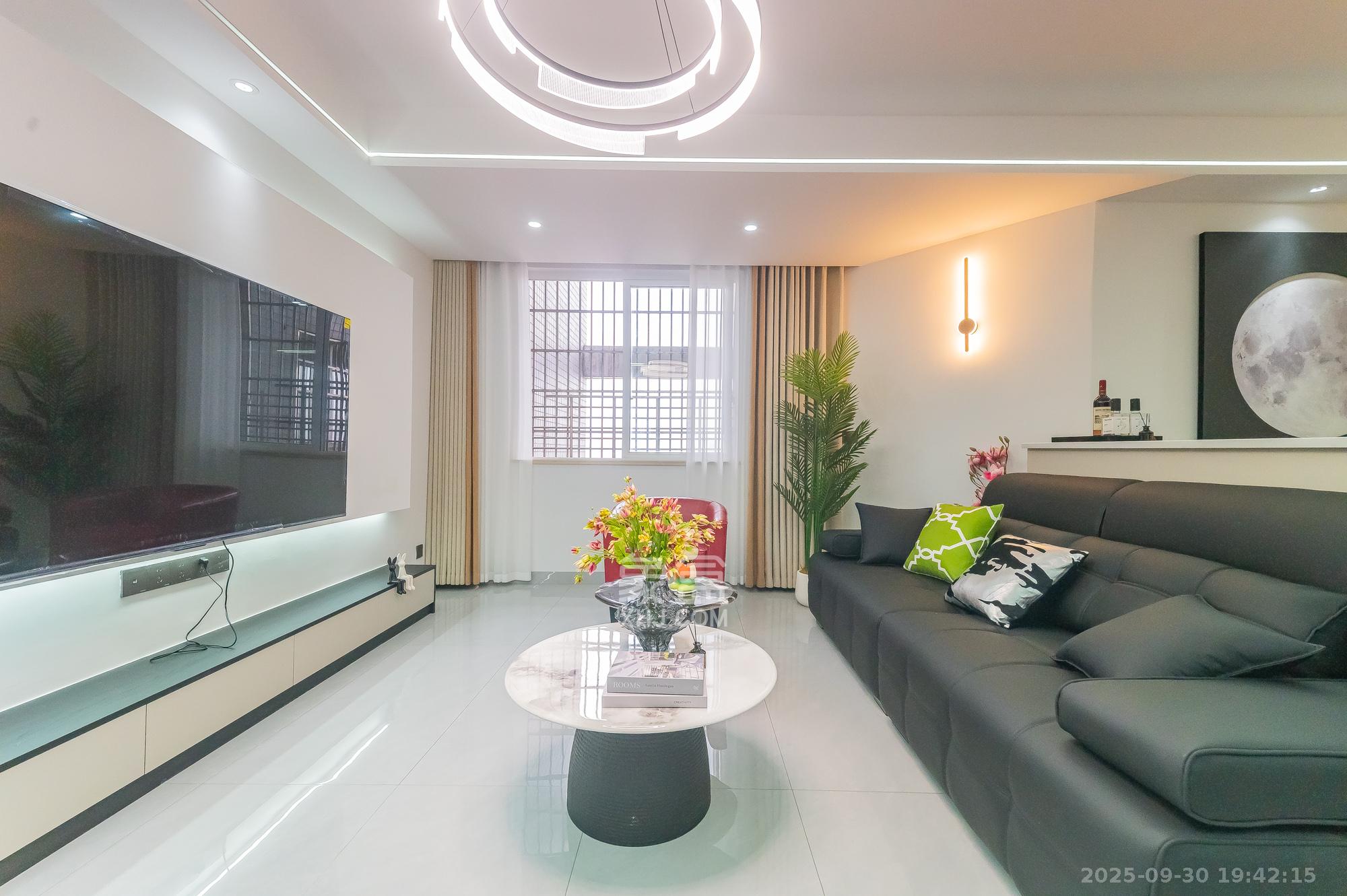 星沙教师公寓 3室2厅2卫 66.8万 星沙教师公寓 3室2厅2卫 66.8万客厅